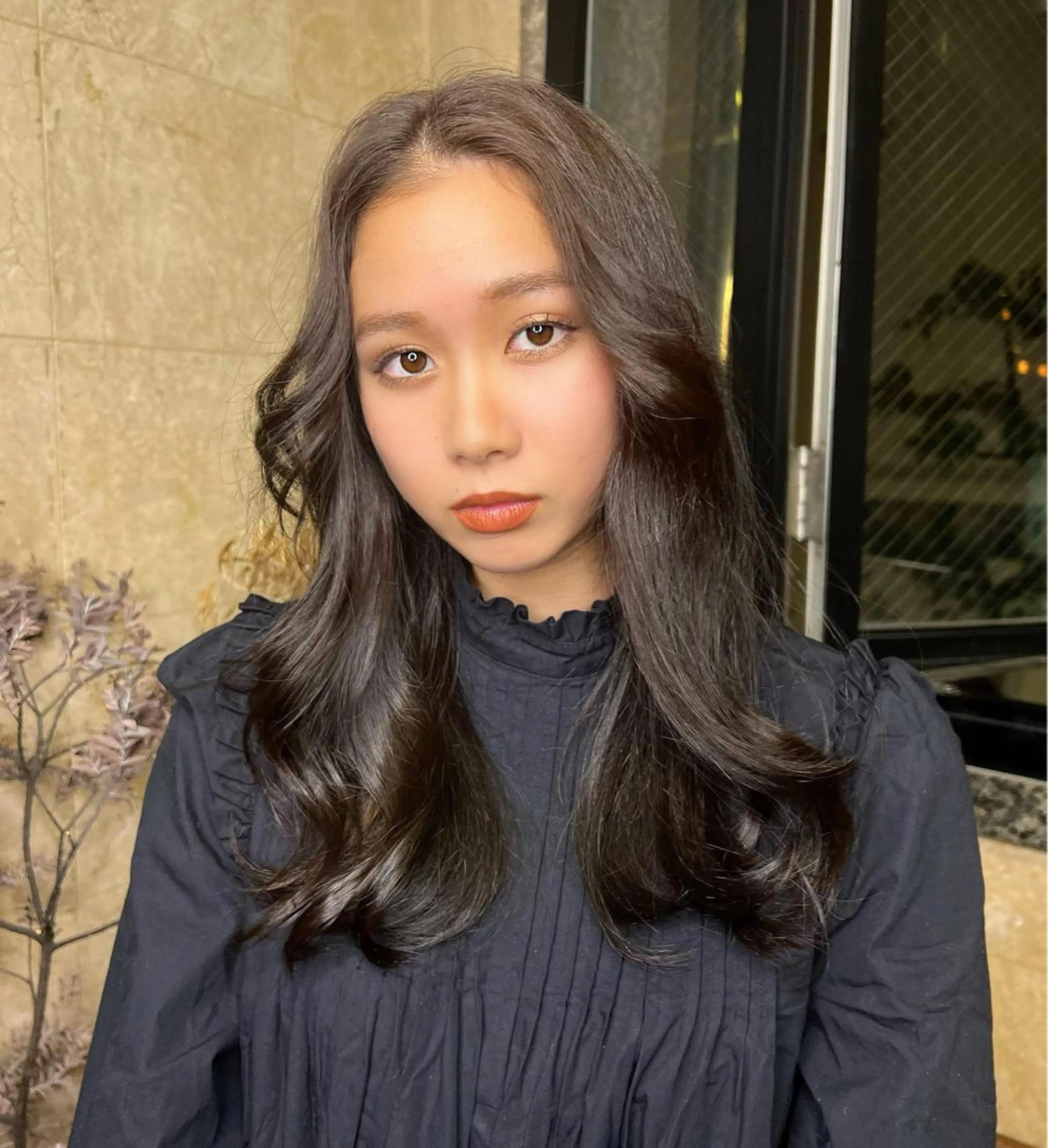 ロング カラー ヘアアレンジ グレージュ オリーブグレージュ オリーブグレー 🌟小顔レイヤー× 赤み消し透明感カラーのヘアスタイル