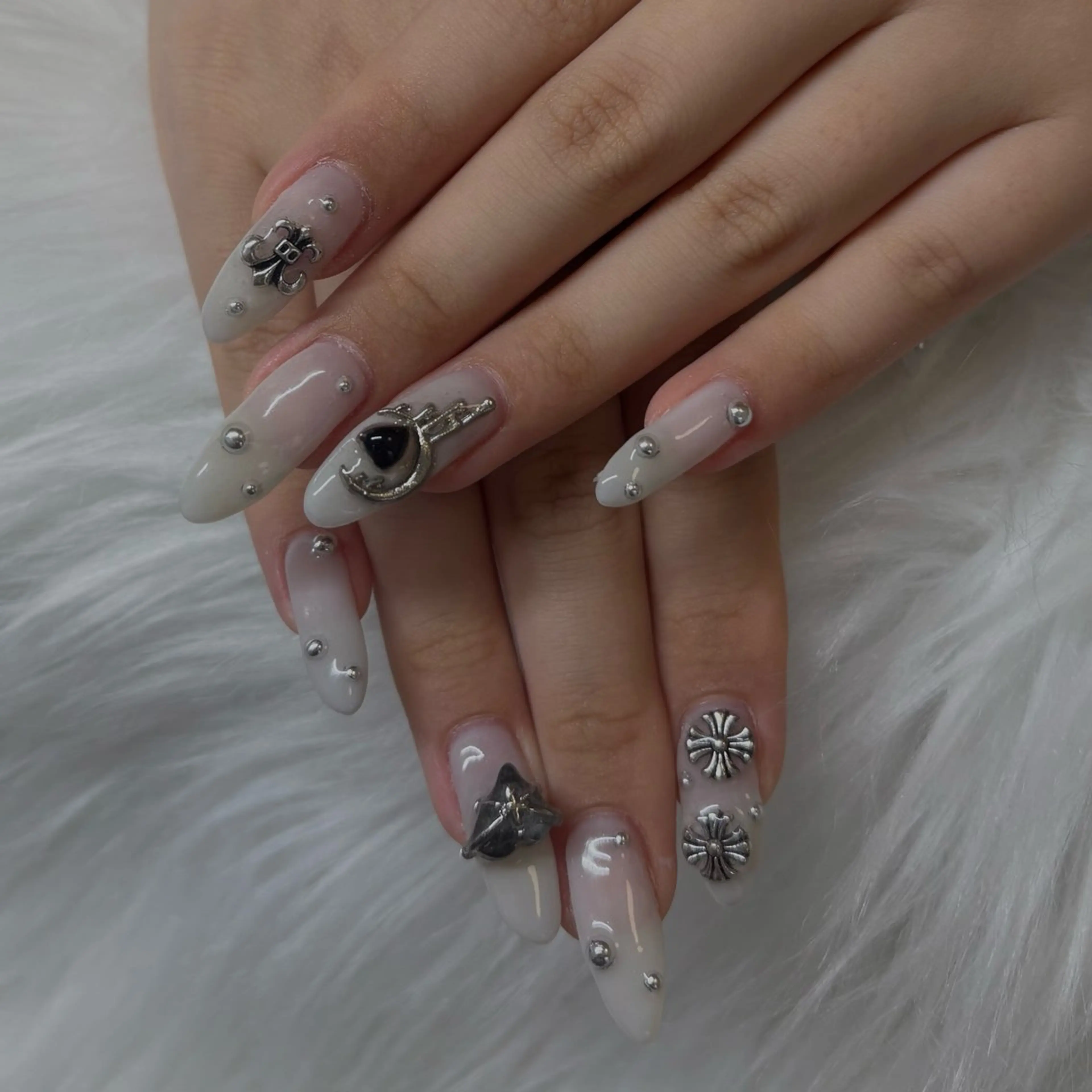 ネイル アートネイル 長さ出し フットネイル ハート キラキラネイル Vante梅田店所属・vante_aimi .パラジェル取扱店のネイルデザイン