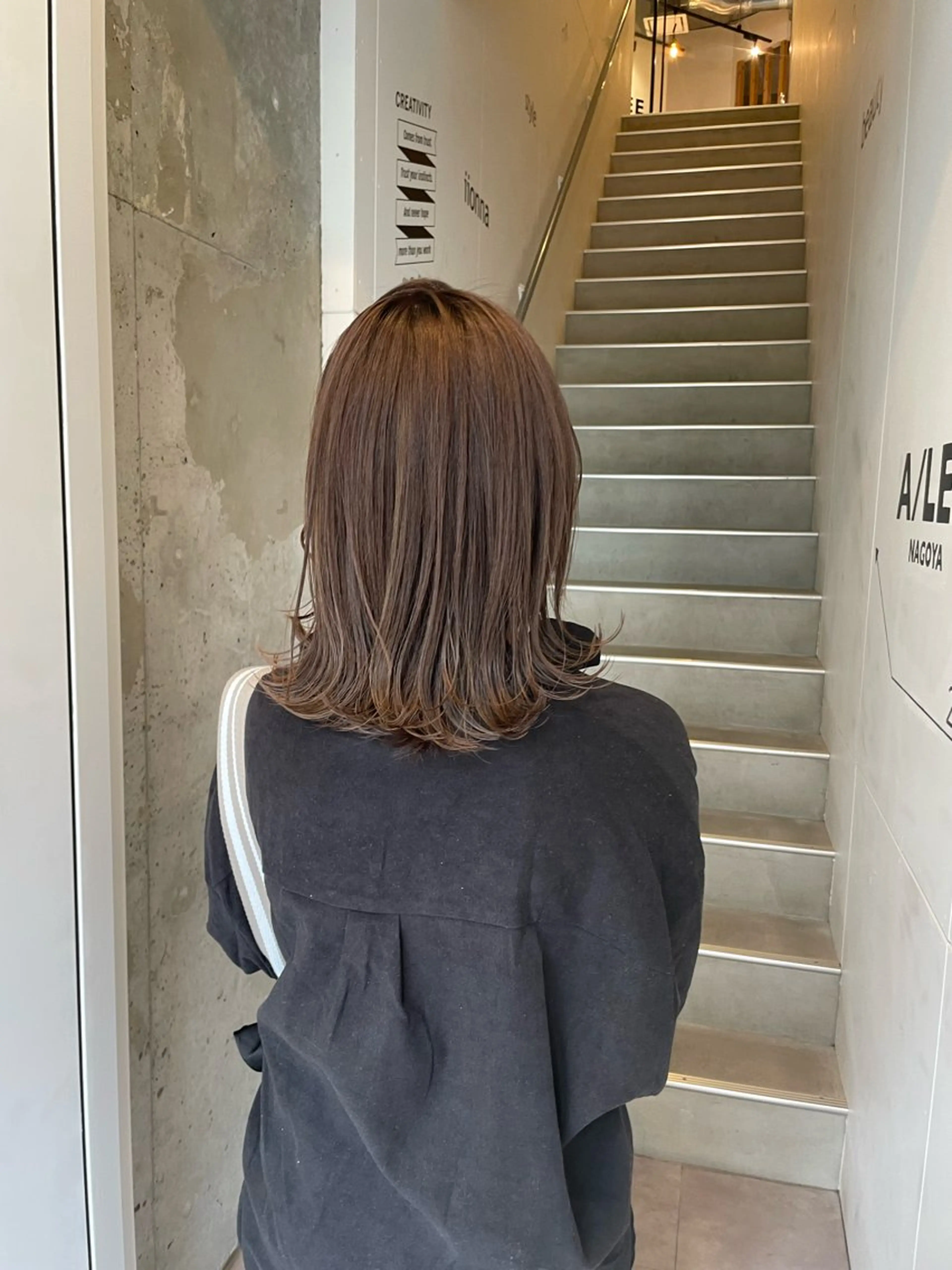 ミディアム カラー グレージュ ハイライトカラー オリーブグレージュ オリーブグレー ボブ ヘアカラー 久保田 千尋のヘアスタイル