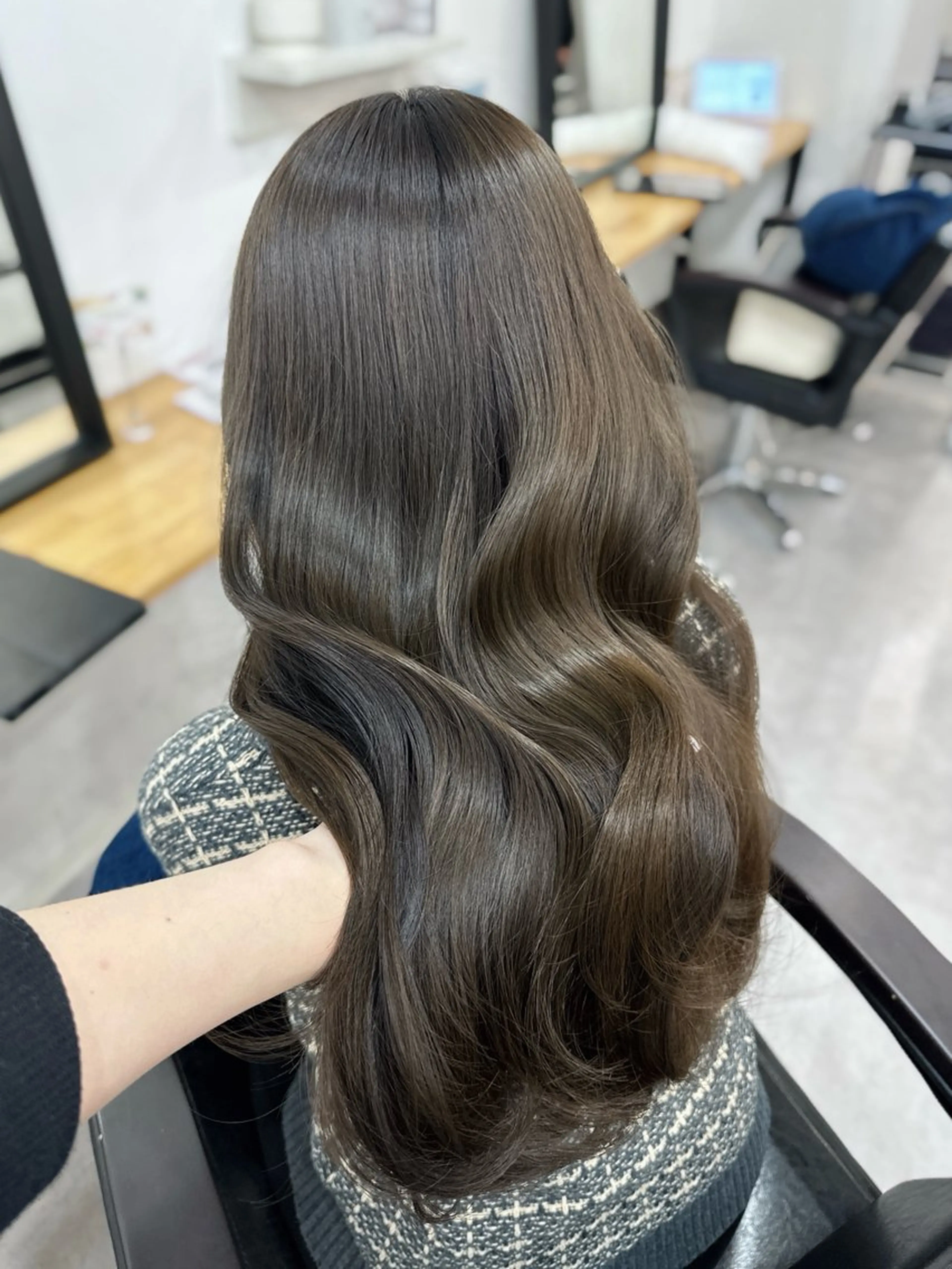 セミロング カラー ベージュカラー ブリーチ 透明感カラー ブリーチなしカラー オリーブベージュ 木村 美紅のヘアスタイル