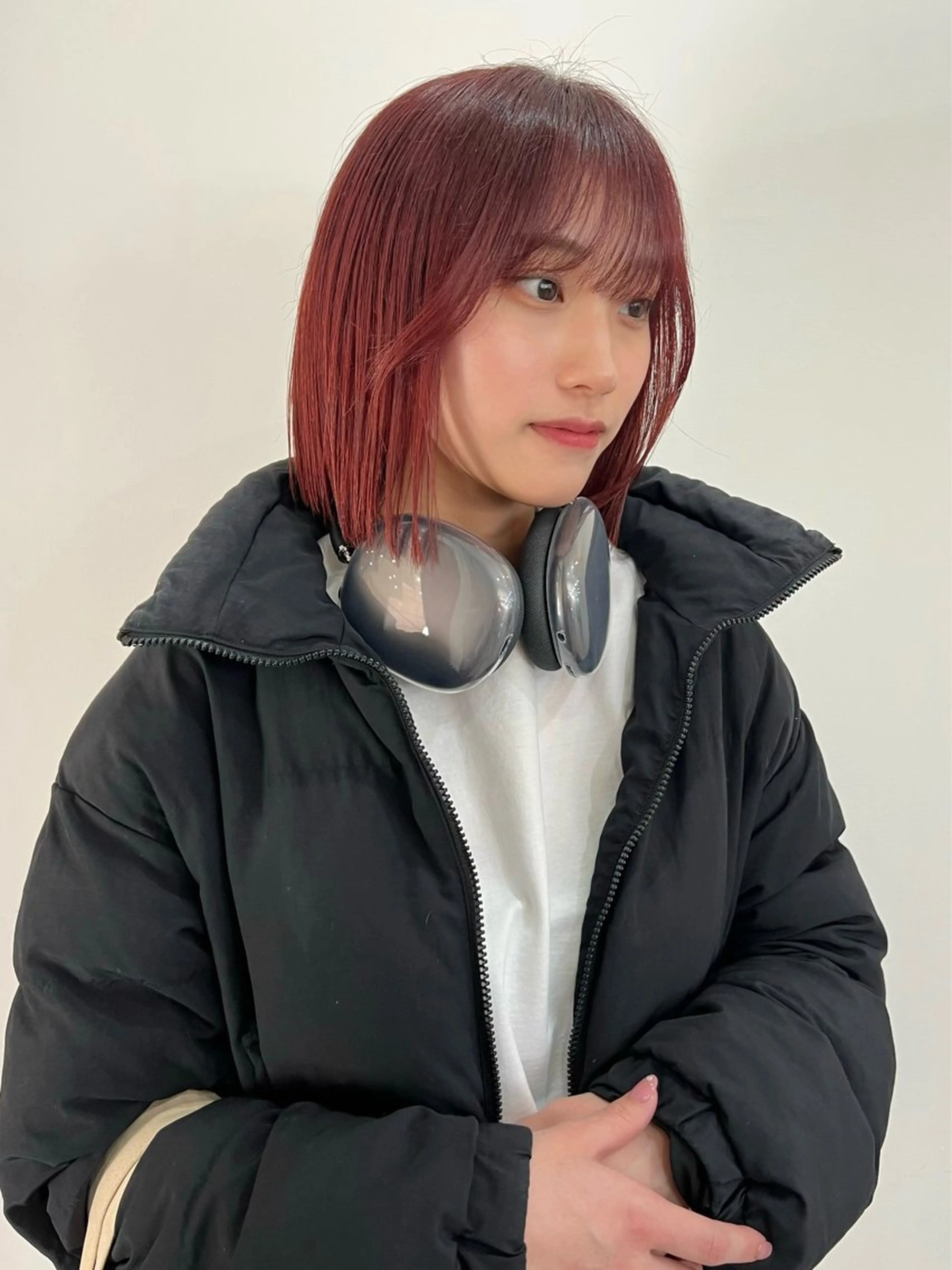 ミディアム カラー ボルドーカラー レッドカラー ヘアカラー トリートメント 切りっぱなしボブ/ ブリーチカラー/大塚のヘアスタイル