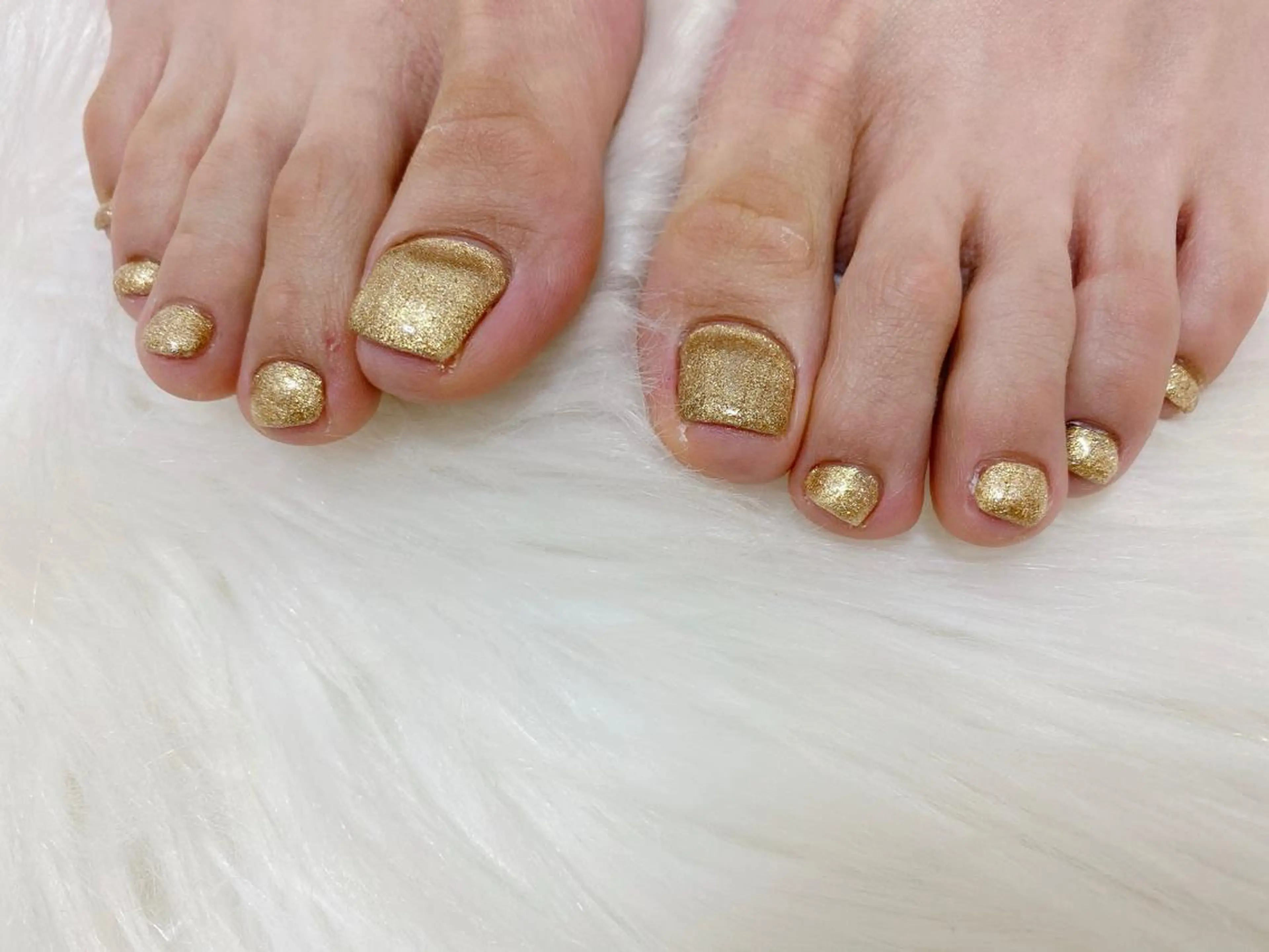 ネイル ゴールド ラメ(グリッター) フットネイル mogunail &blowのネイルデザイン