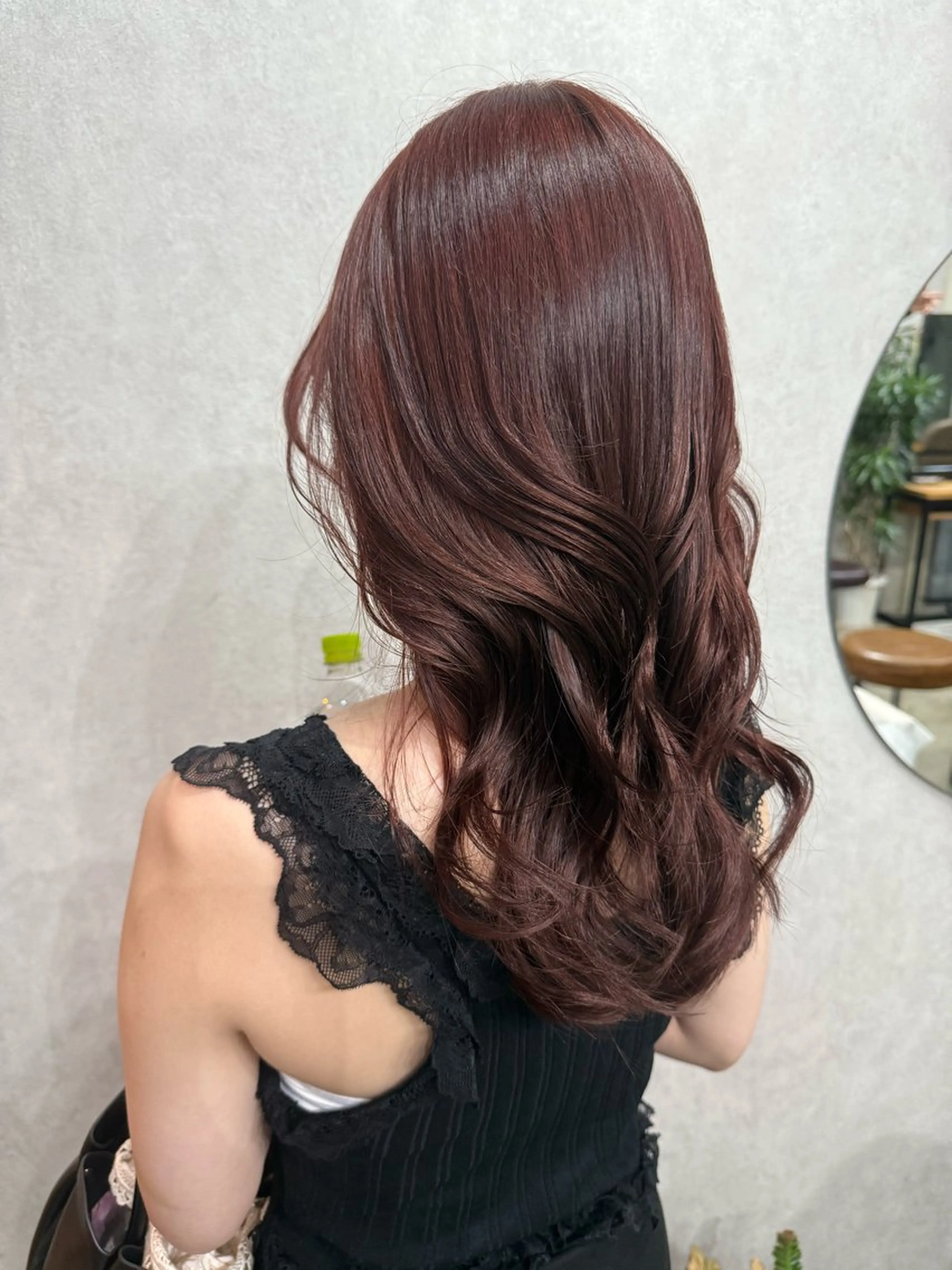 セミロング カラー カシス レッドカラー AIRI layer cut hairのヘアスタイル