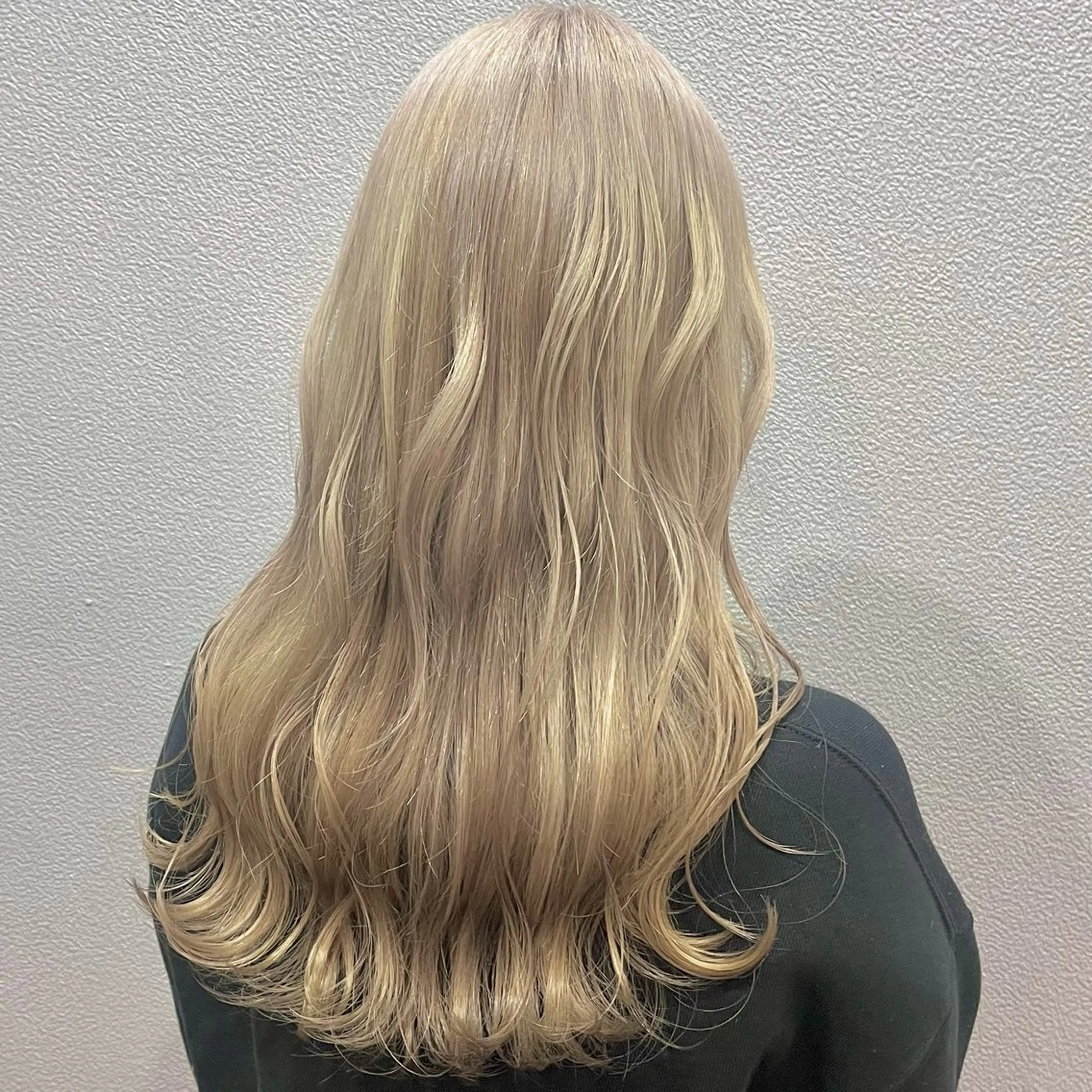 ロング カラー ブリーチ 伊藤 玲衣のヘアスタイル