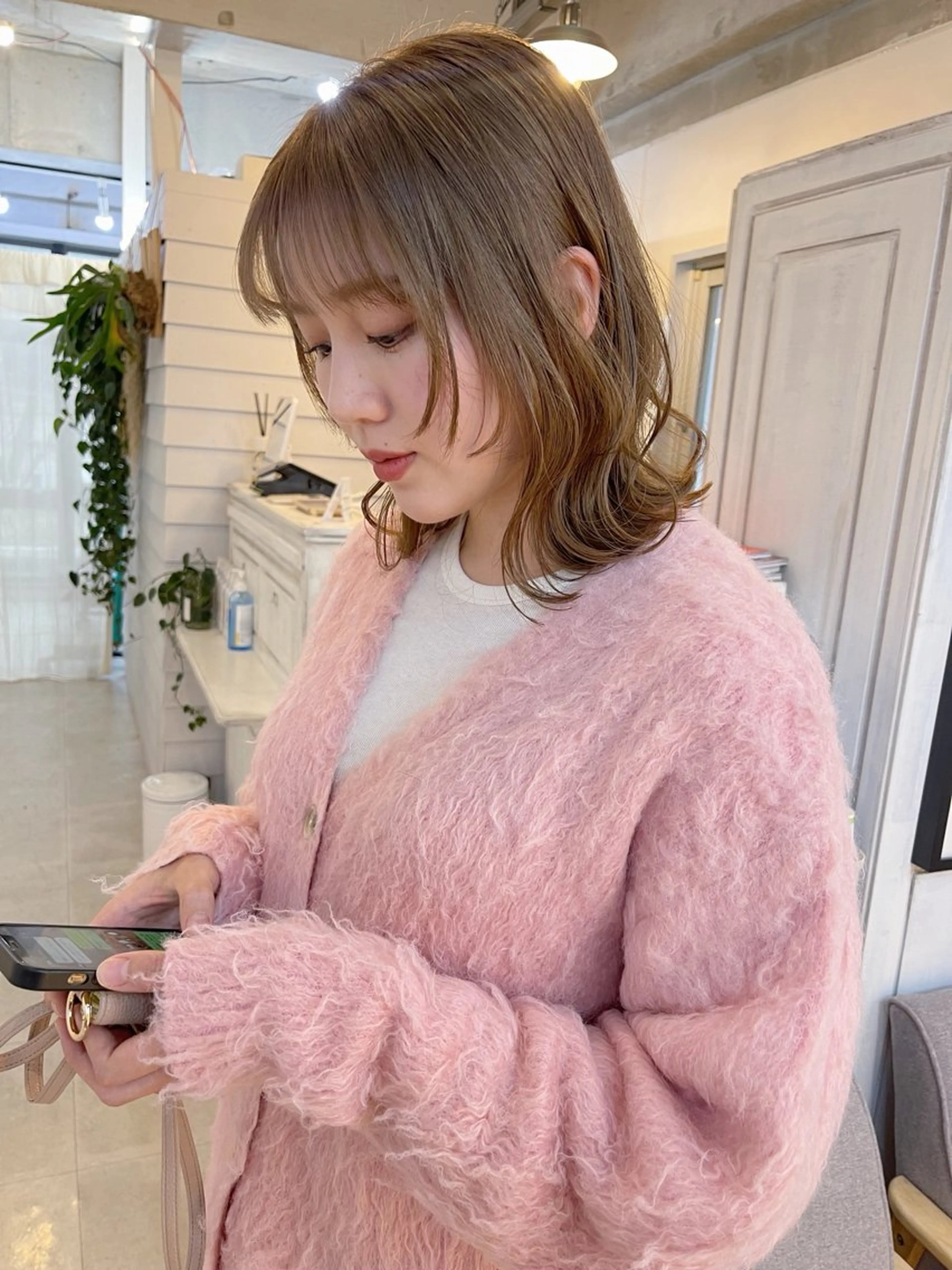 ミディアム カラー ブラウンカラー ミルクティーブラウン 顔まわりレイヤー レイヤーカット カット ヘアカラー トリートメント AiM 大名　似合わせカットのヘアスタイル