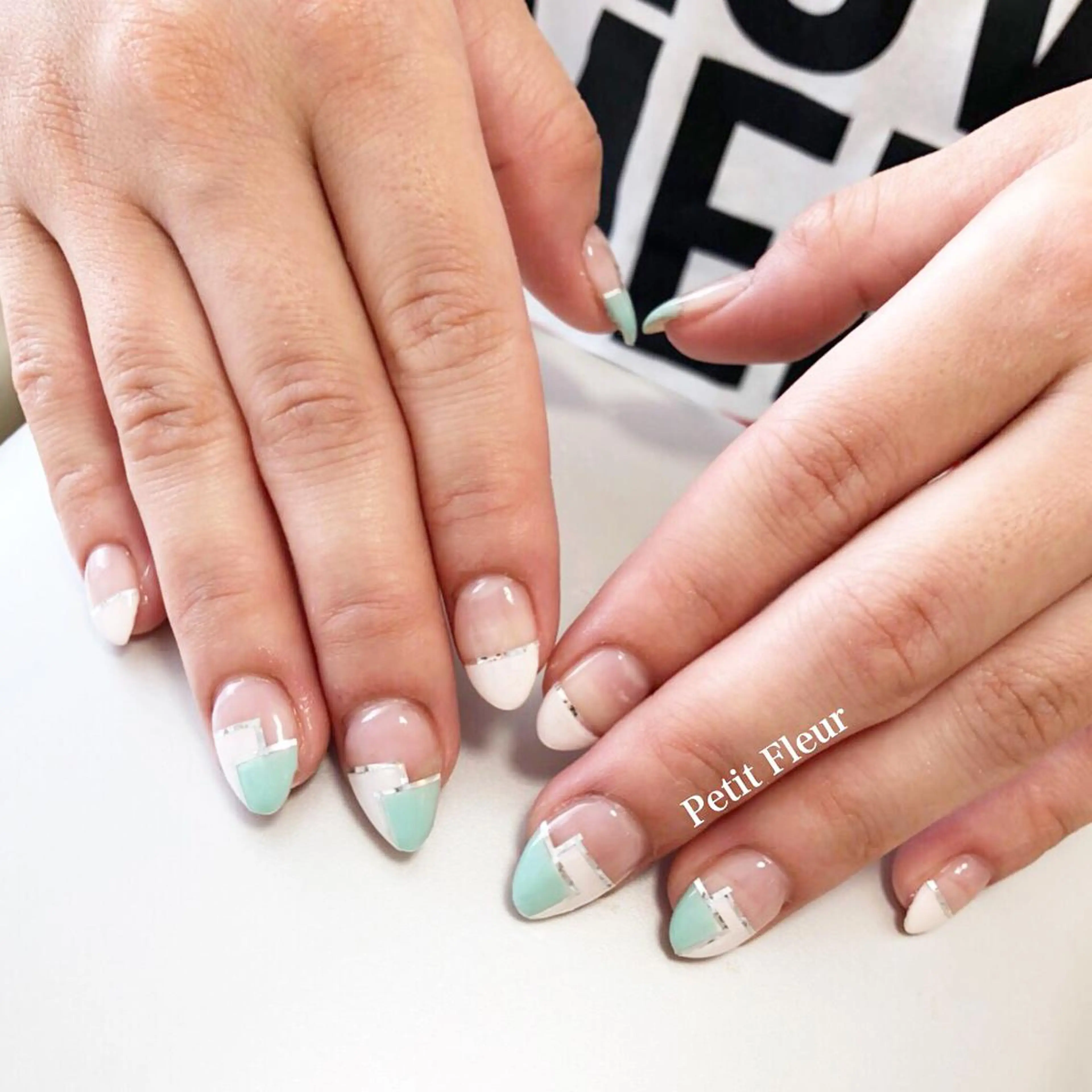 ネイル グリーン ショートネイル ホワイト 青柳 亜梨奈のマツエク・マツパデザイン