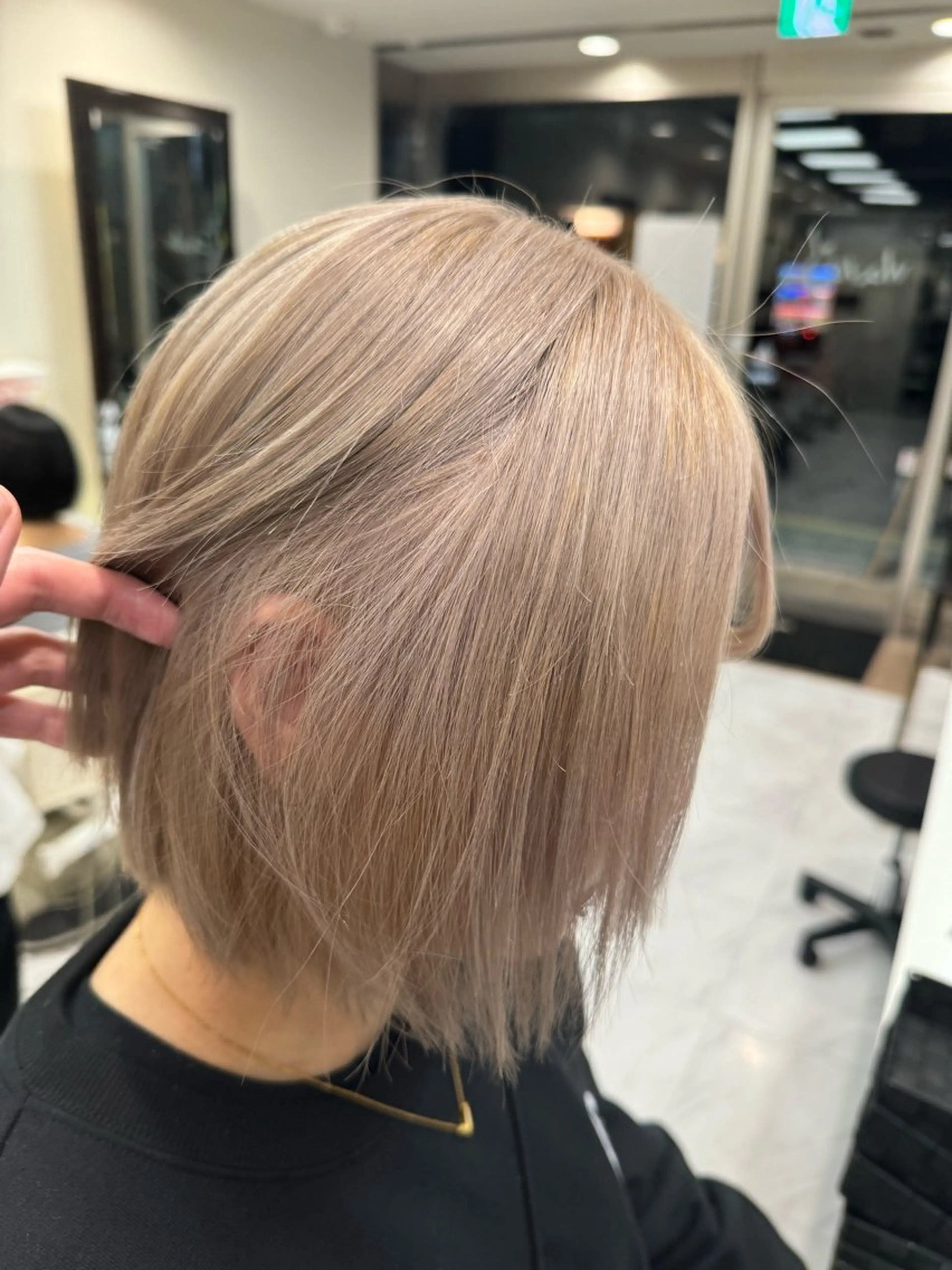 ミディアム カラー ヘアアレンジ 切りっぱなしボブ ミディアムパーマ ベージュカラー ブリーチ デザインカラー カット ヘアカラー トリートメント 目黒 碧人のヘアスタイル