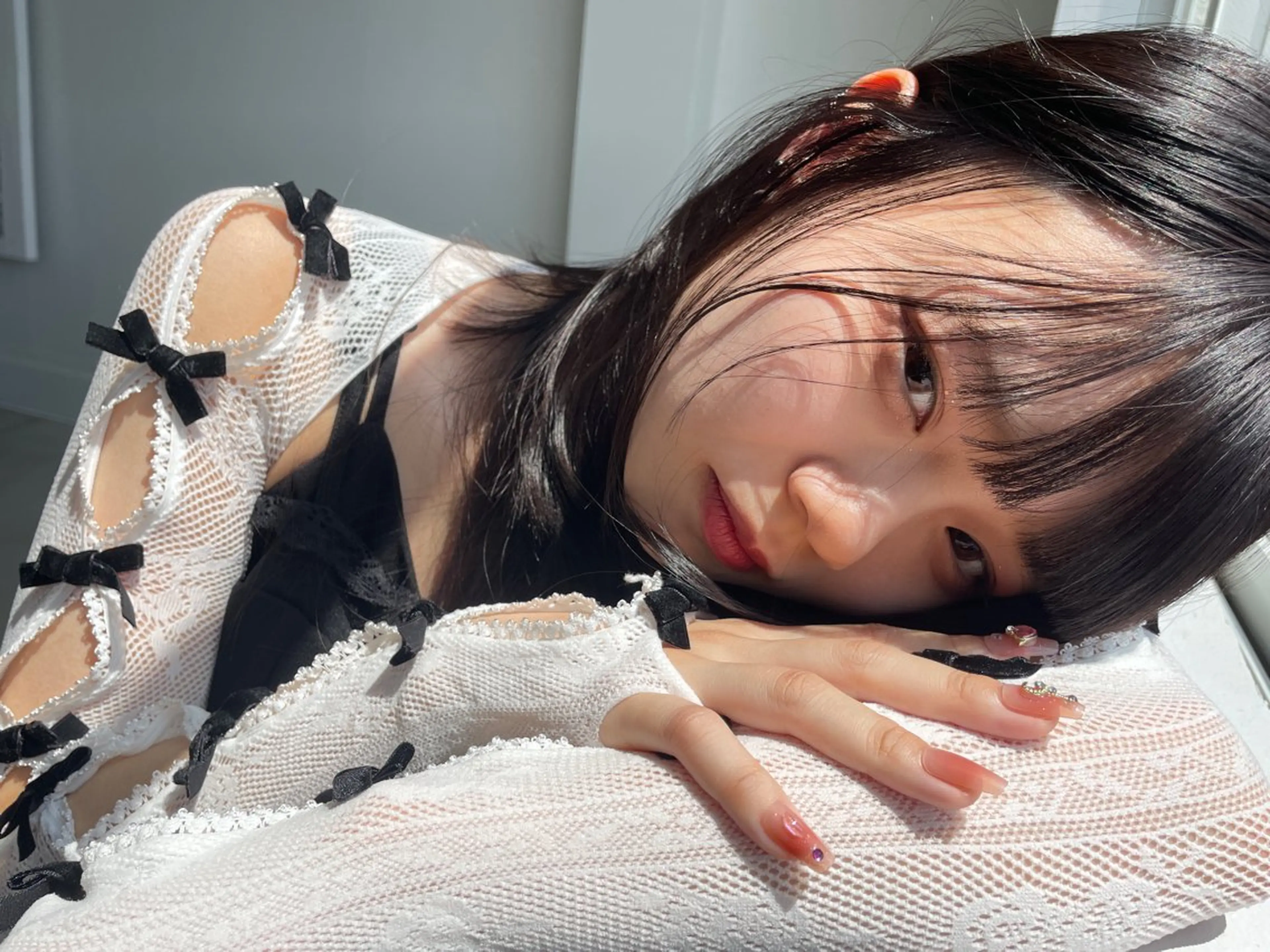 ロング カラー ベージュカラー ブリーチ ダークグレー ダークグレージュ グレージュ 峯崎 葵のヘアスタイル