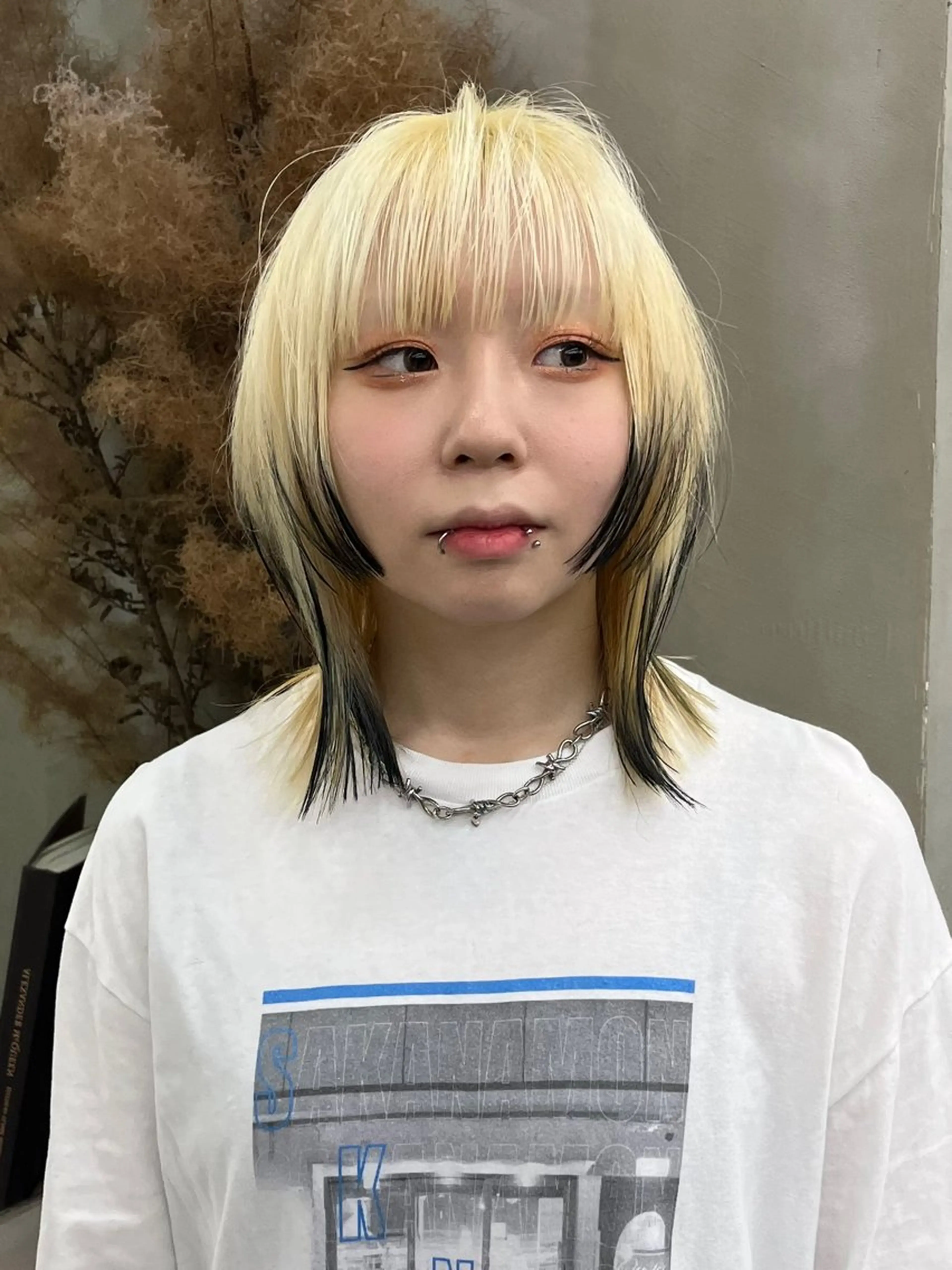セミロング カラー イツク ⚡️ ルーツ/ハイトーンのヘアスタイル