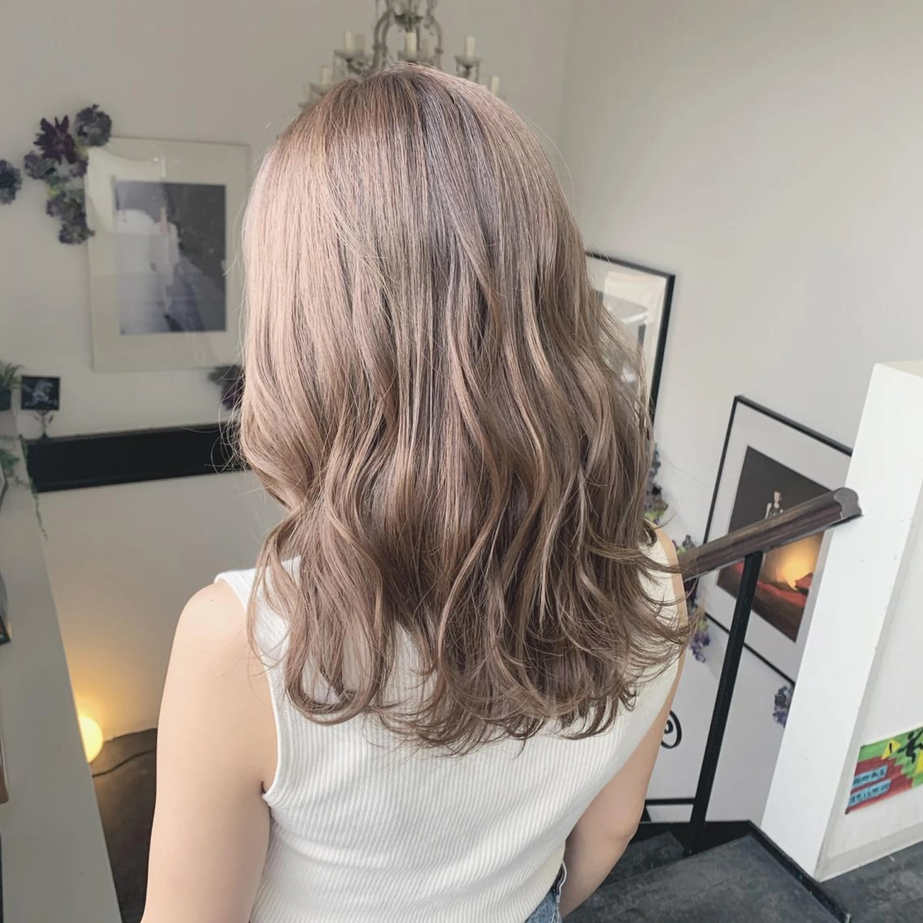 ミディアム カラー ベージュカラー ブリーチ ミルクティーベージュ ブリーチなしカラー カット ヘアカラー 袴田 伊代のヘアスタイル