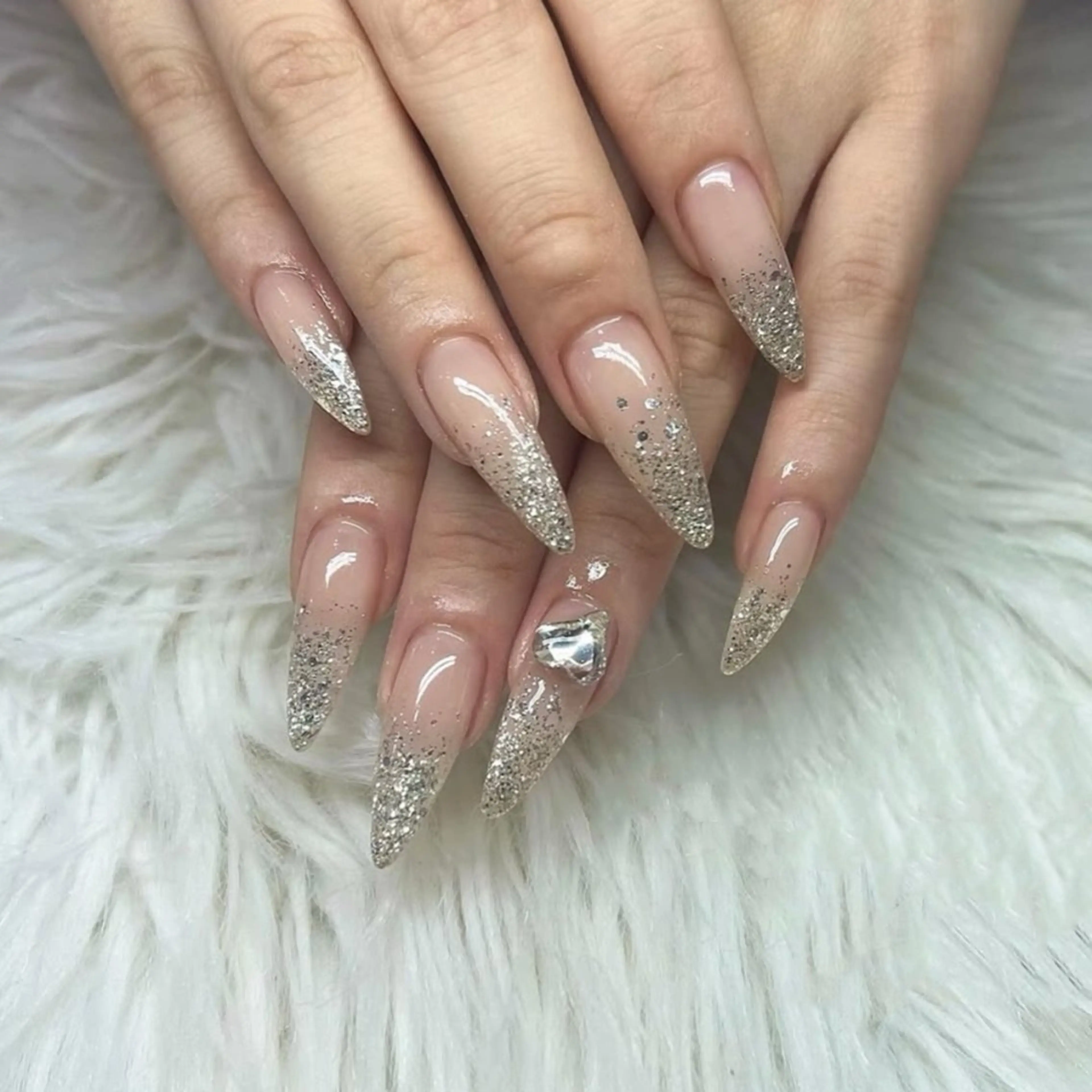 ネイル グラデーション ラメ(グリッター) ラメグラデーション ハンドネイル 透明感ネイル ｜mahiru.のネイルデザイン