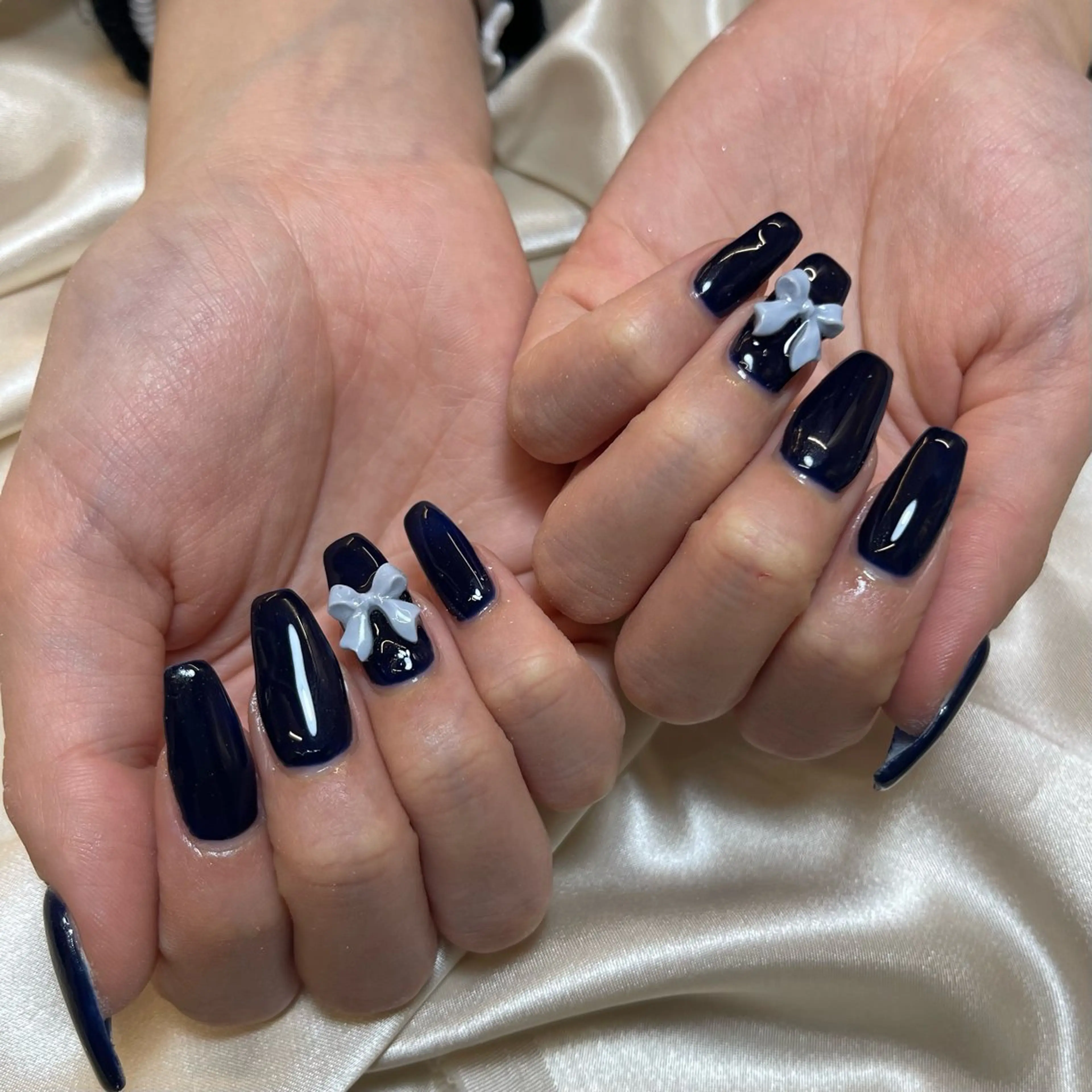 ネイル ワンカラーネイル リボン 🧁fein. nana🩵のネイルデザイン