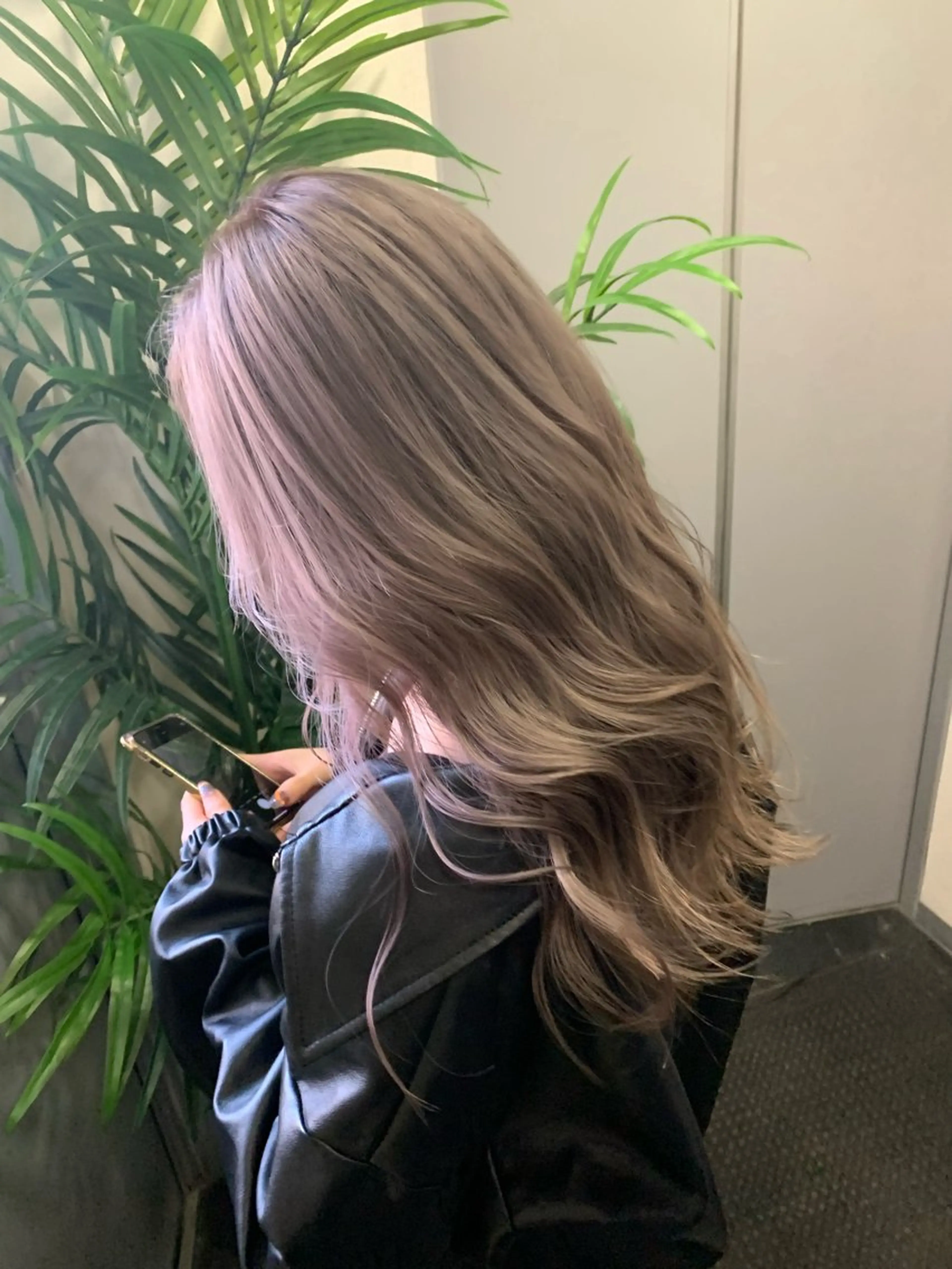ロング カラー ベージュカラー ミルクティーベージュ ヘアカラー トリートメント カラーなら川嶋宏旭✨ salonLEPIAのヘアスタイル