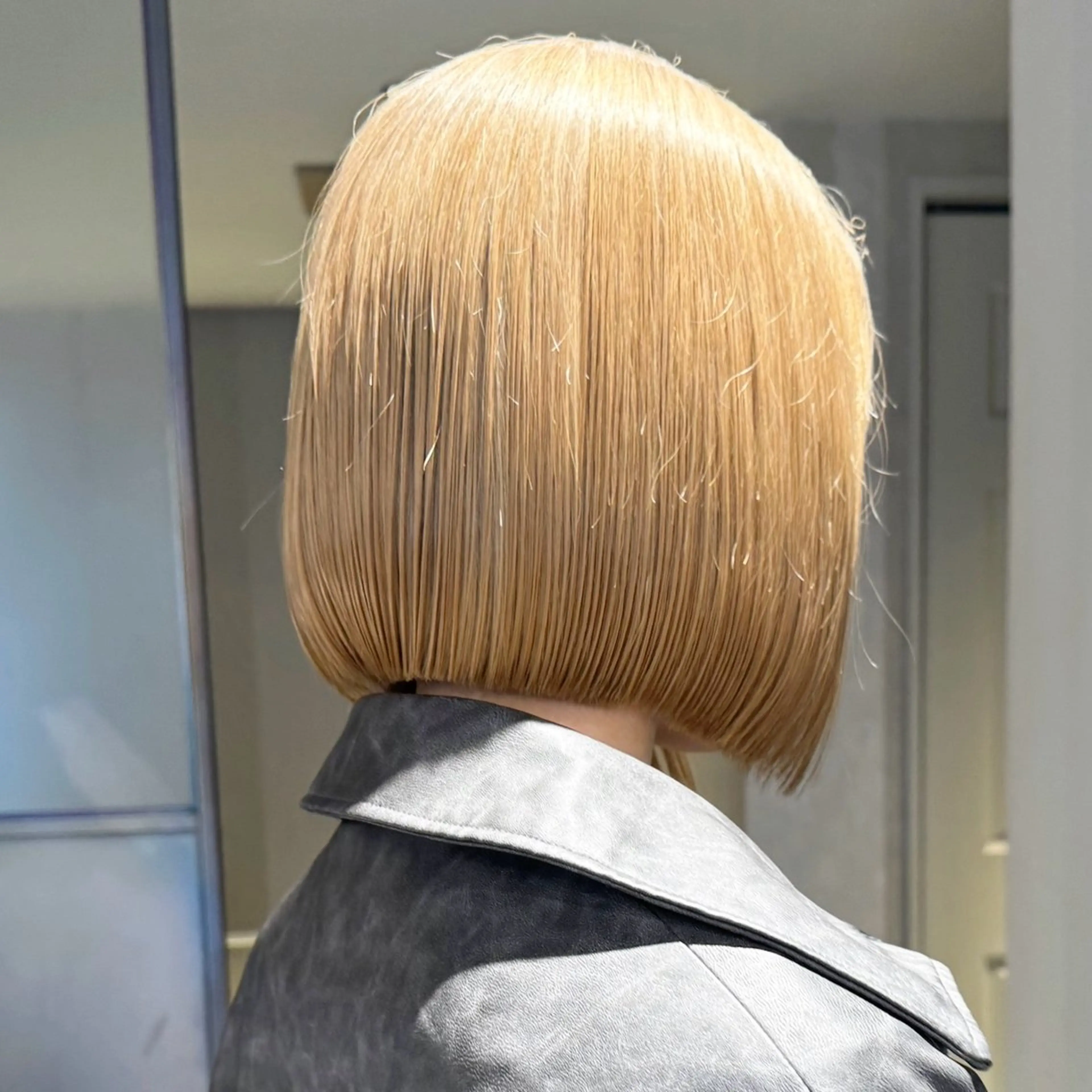 ミディアム カラー 切りっぱなしボブ ダブルカラー ハイトーンカラー ボブ 韓国風ヘア 髪質改善/ブリーチ/ ボブ特化/よしきのヘアスタイル