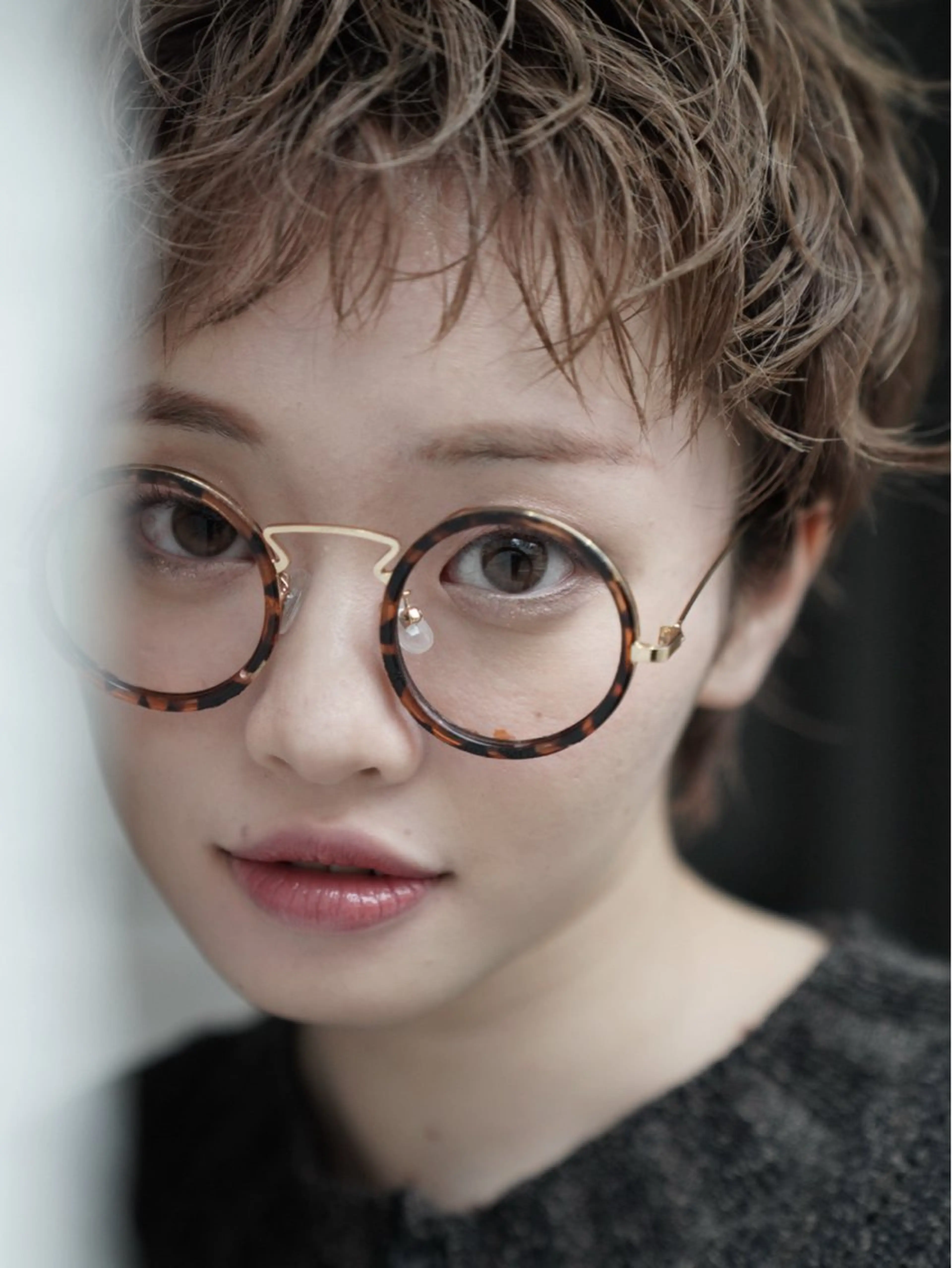 ショート パーマ くせ毛 カライング所属・ズミ/垢抜けレイヤー 🦖透明感カラーのヘアスタイル