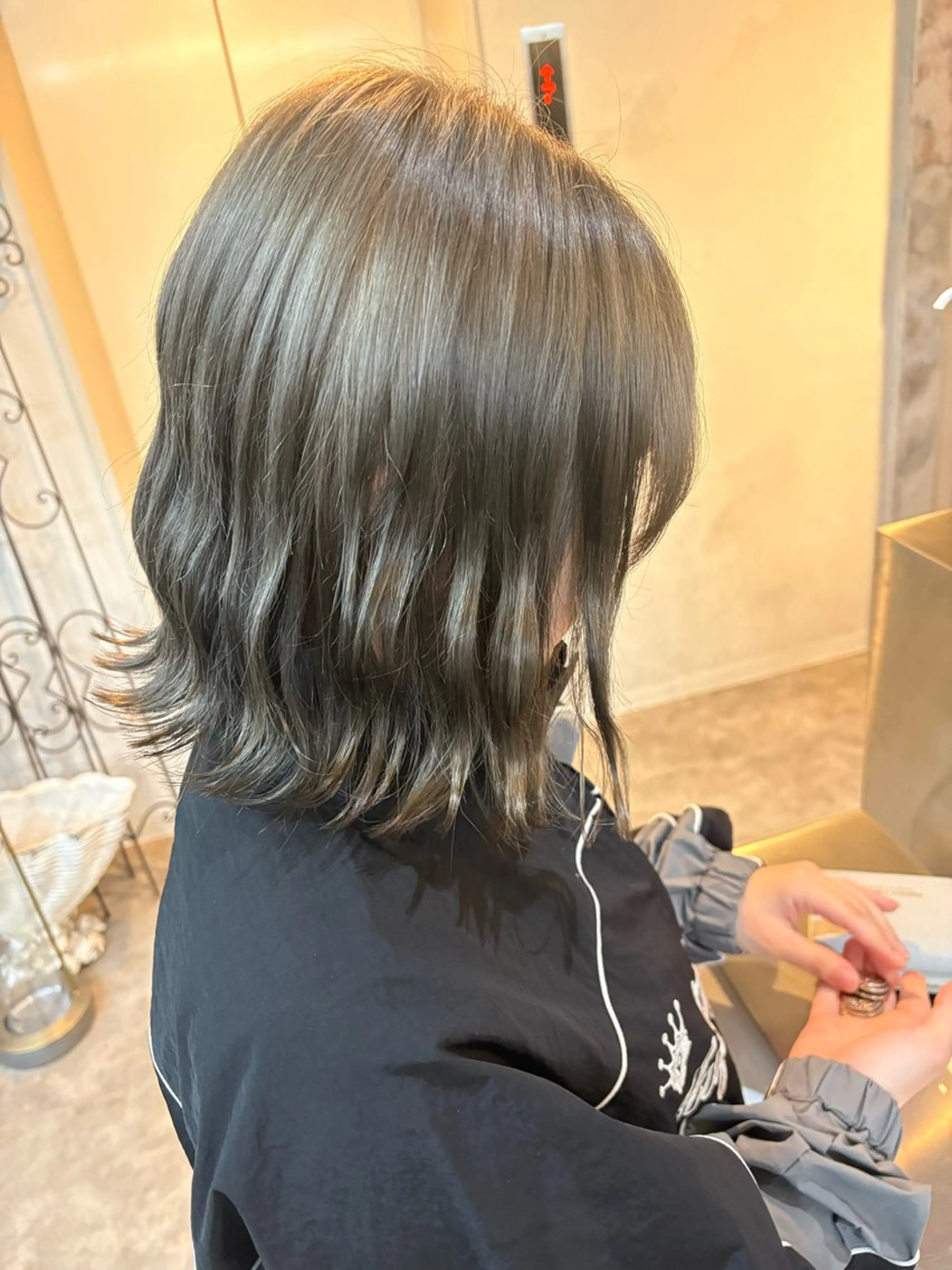 ミディアム カット ヘアカラー シモイケ ルアのヘアスタイル