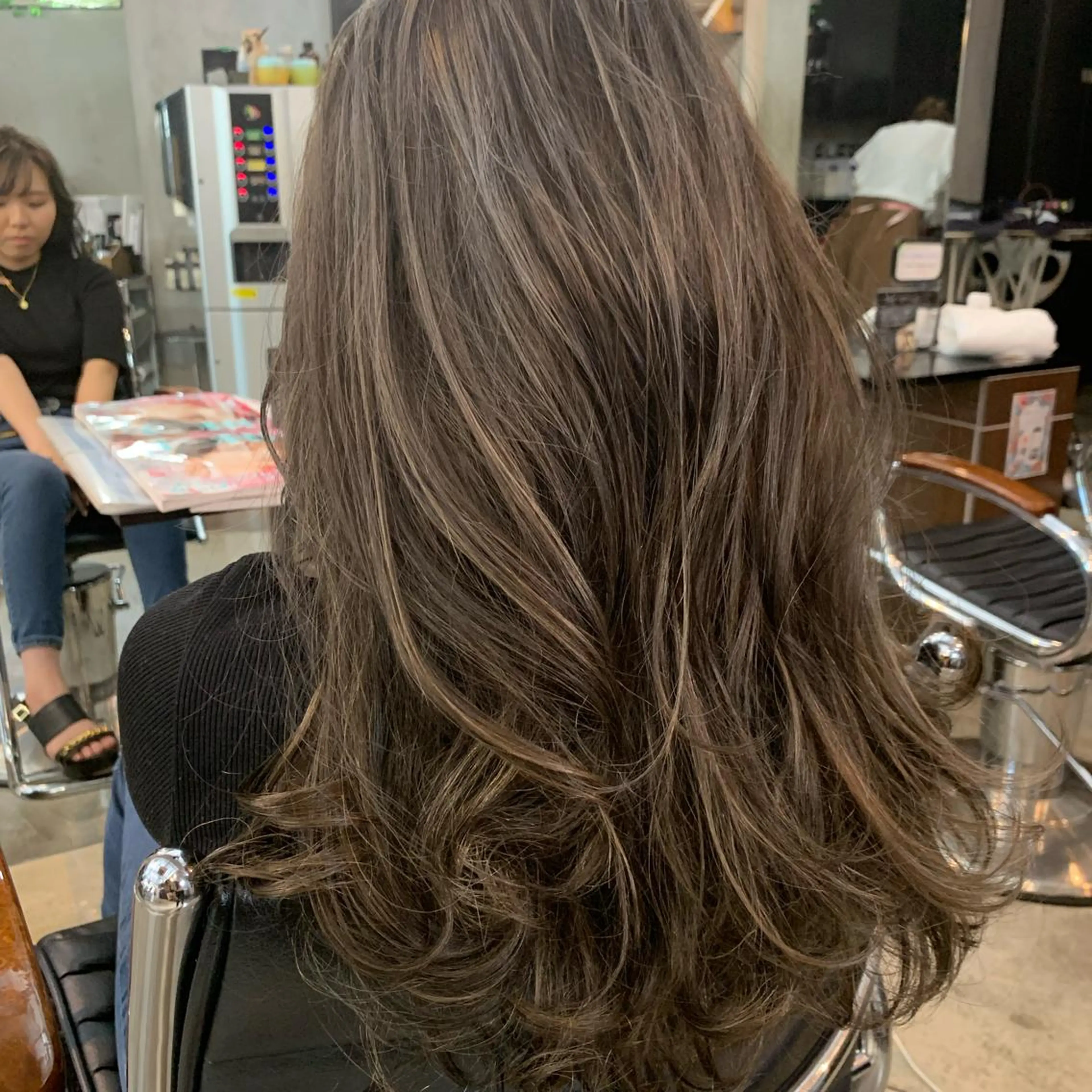 セミロング カラー ハイライトカラー ハイライト 月200人を担当 💇‍♀️栗林のヘアスタイル