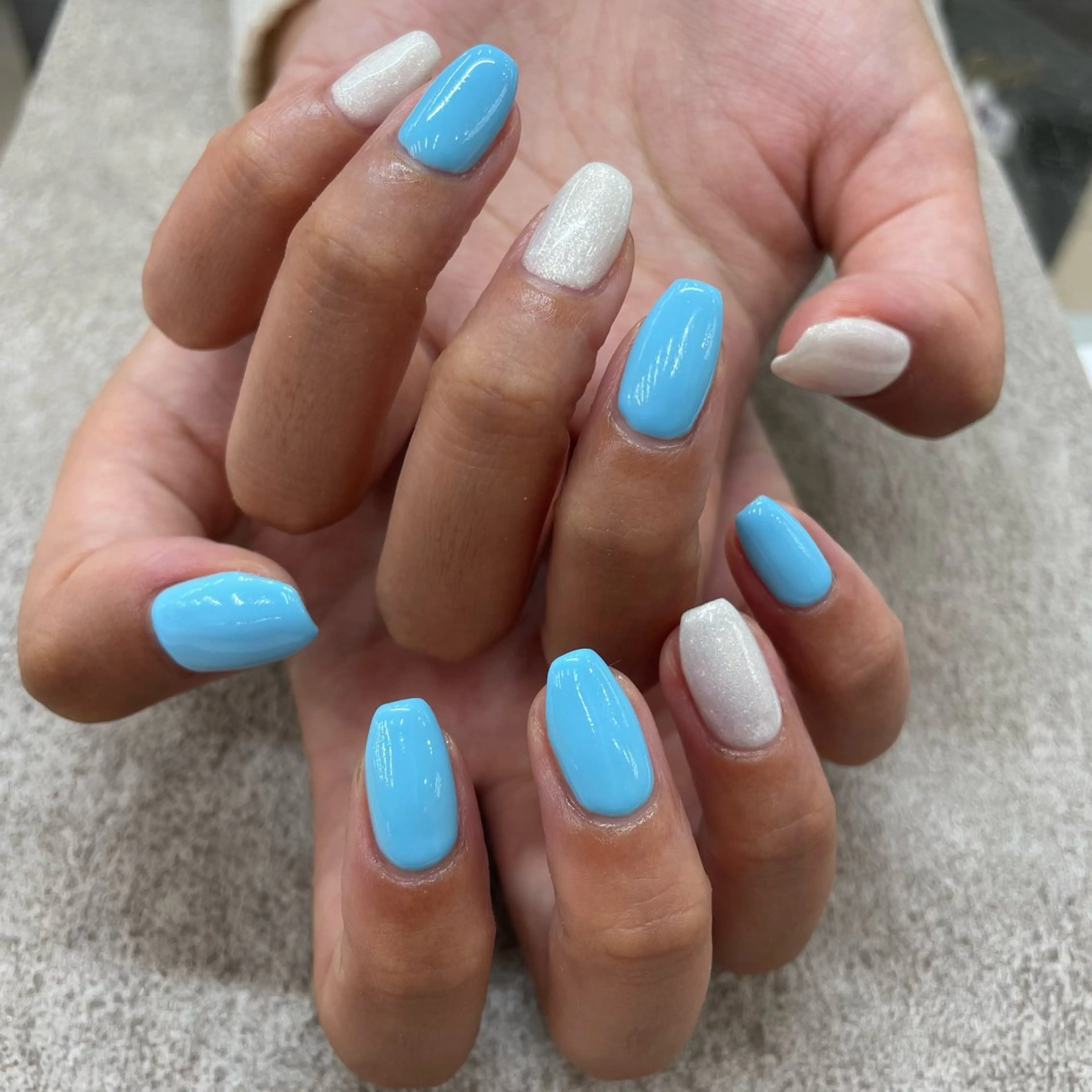 ネイル ブルー ラメ(グリッター) ホワイト MAXKELLY EMIのネイルデザイン