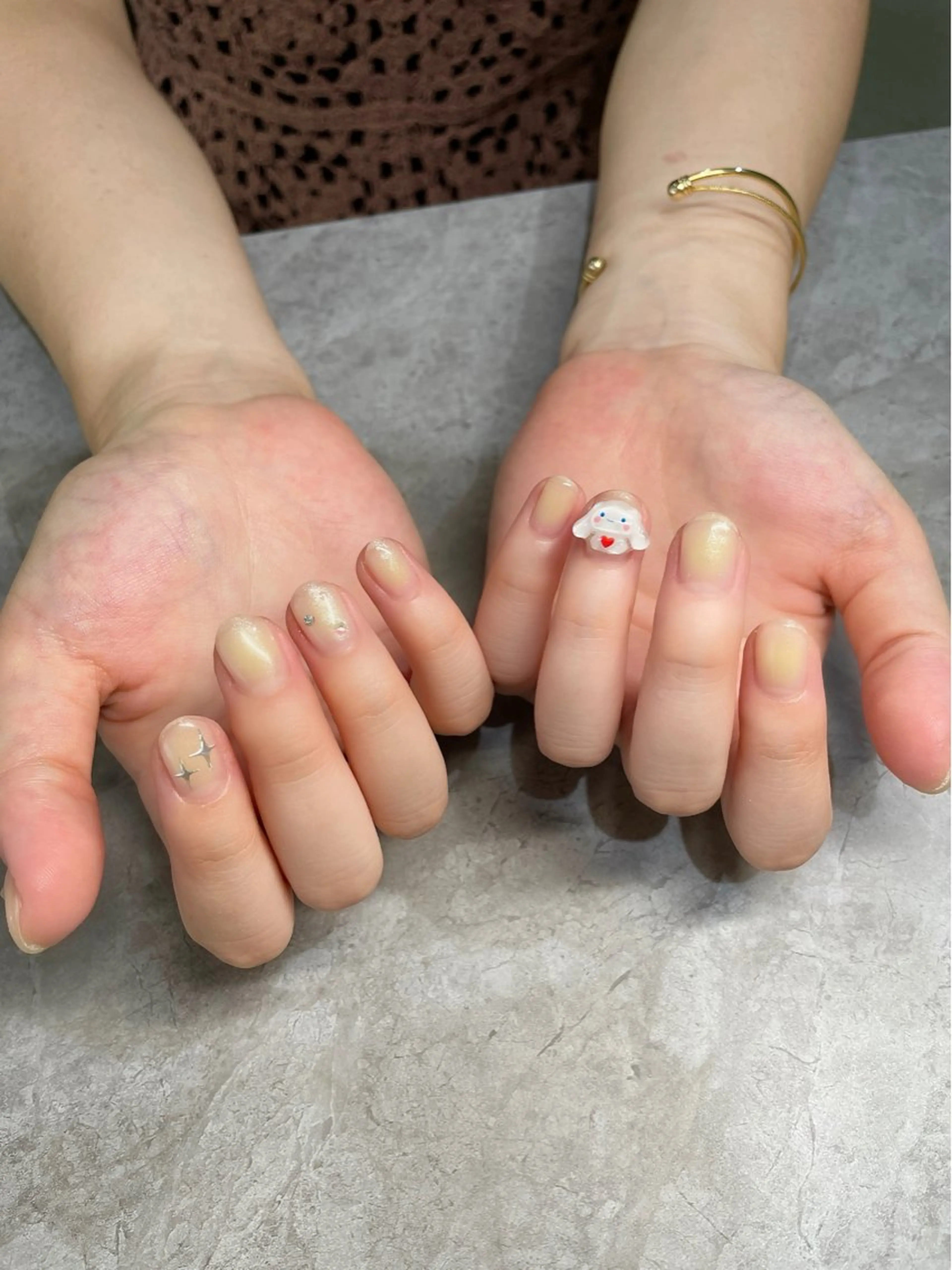 ネイル グラデーション ストーンネイル 黄色 Nail Salon Lindaのネイルデザイン