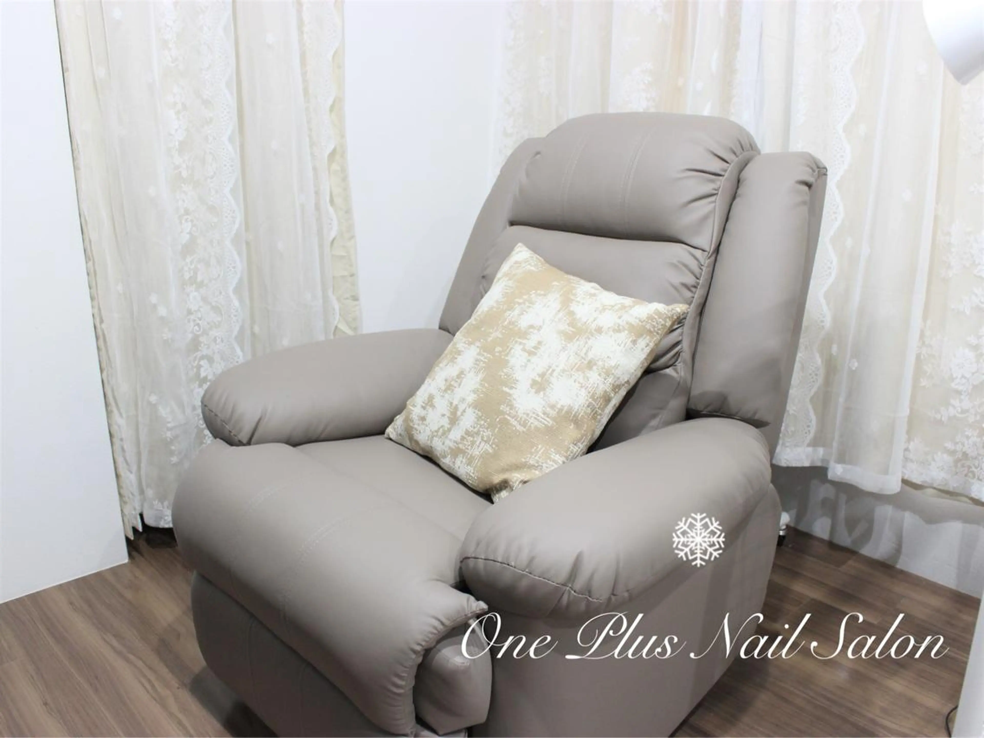 ショート カラー ネイル フットネイル One Plus Nail Salonのネイルデザイン