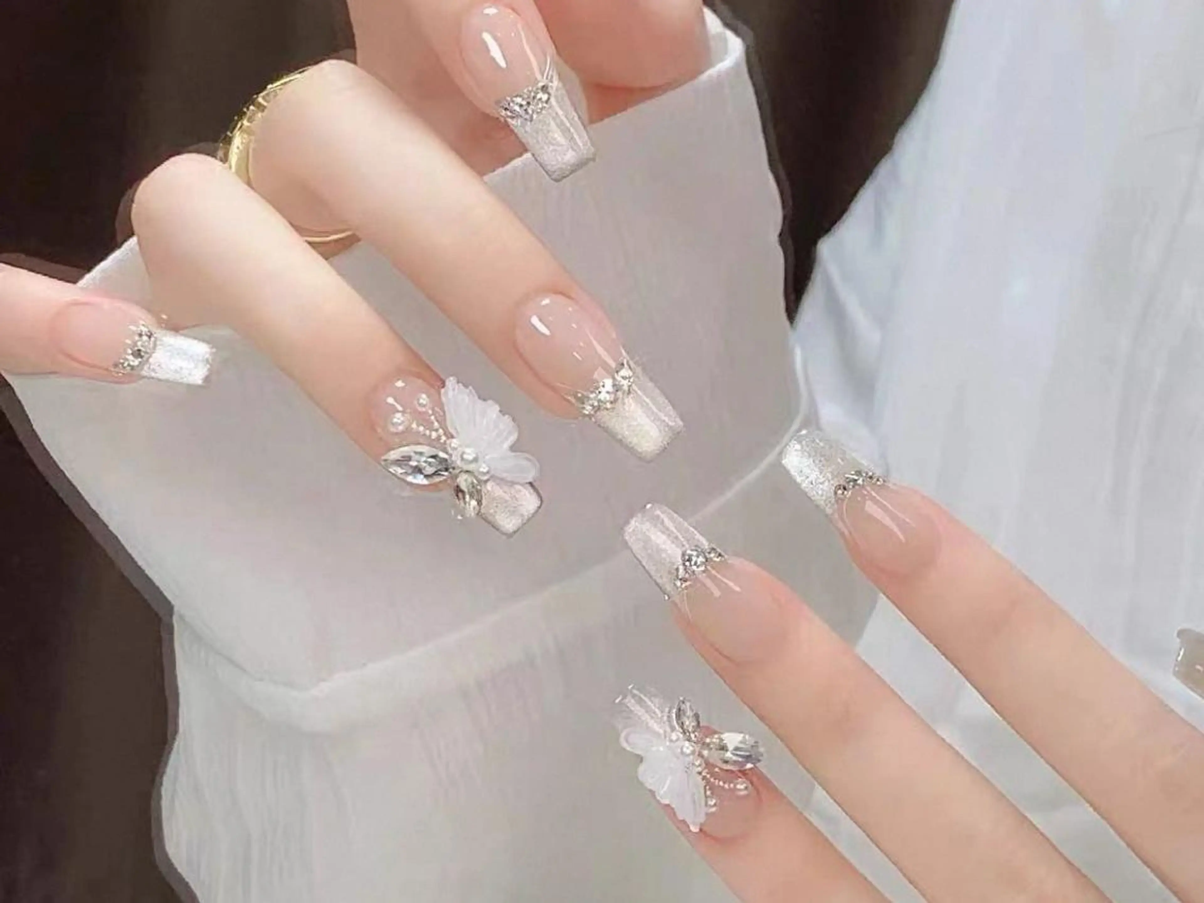 ネイル アートネイル ガーリー ホログラムネイル ロングネイル シルバー ハンドネイル ハンドケア 🎀Sense Nail新宿店🎀のネイルデザイン