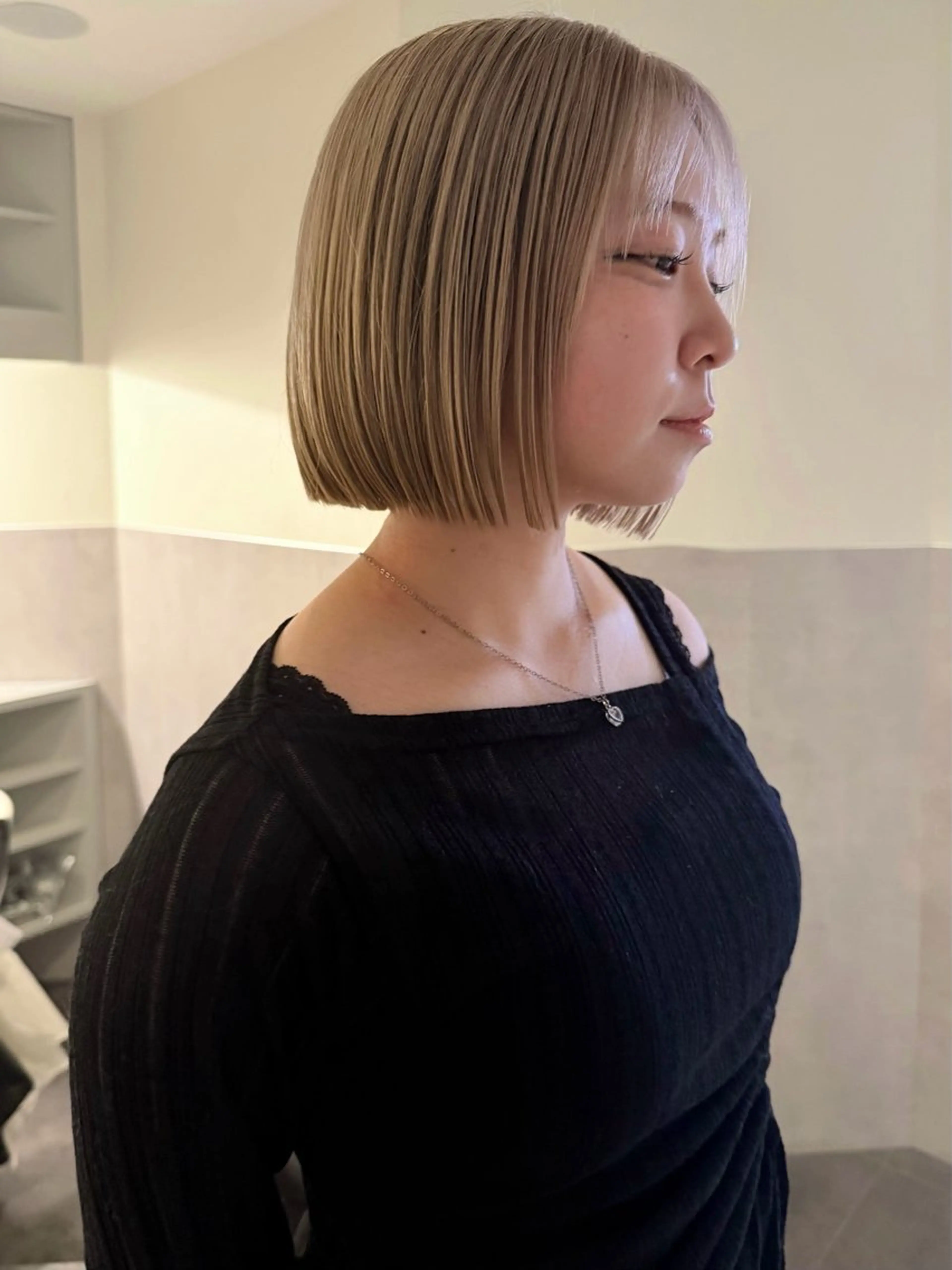 カラー 切りっぱなしボブ ブロンド ハイトーンカラー ホワイトブロンド ボブ カット ヘアカラー トリートメント RAIMA ケアハイトーンのヘアスタイル