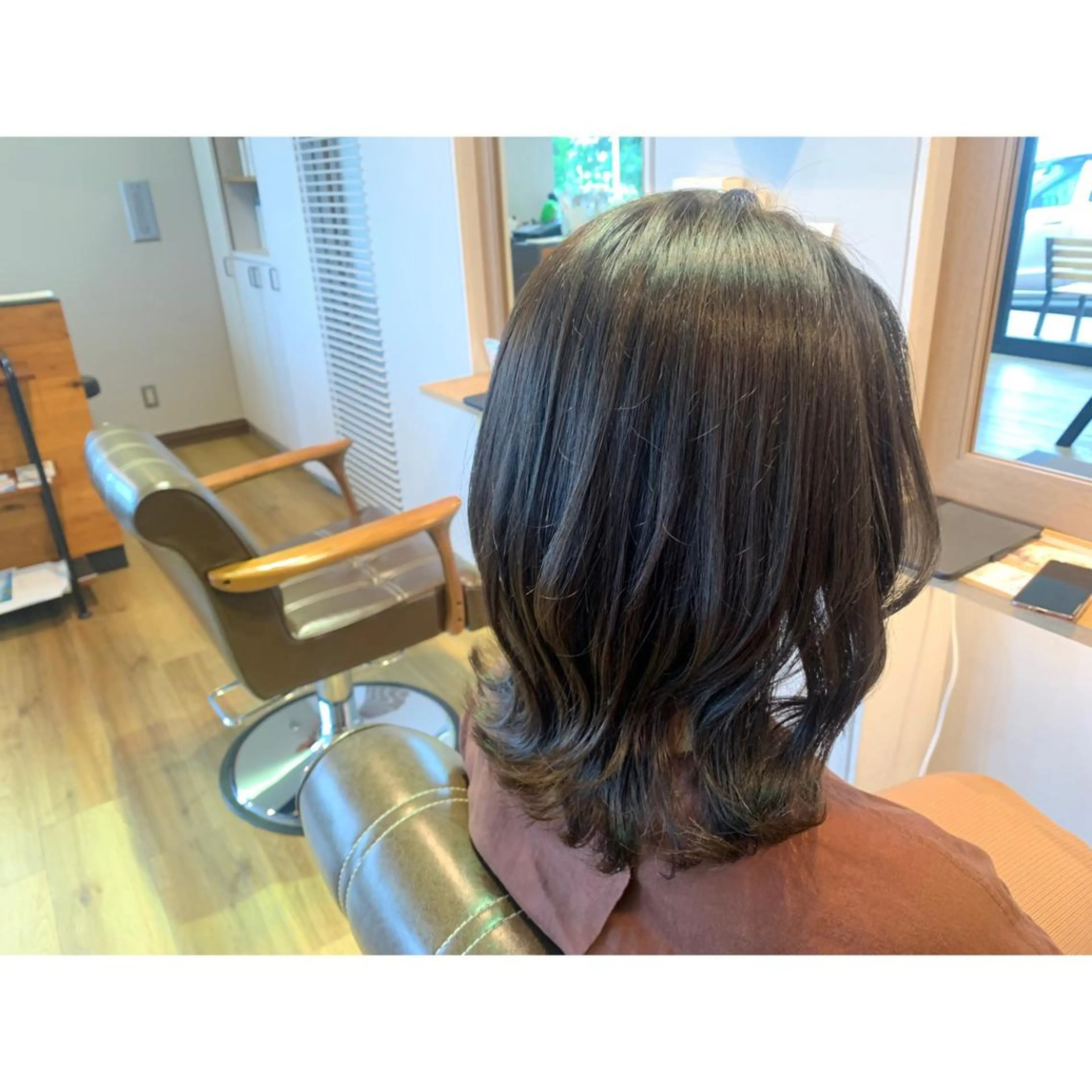 ミディアム カラー グレージュ ツキダテ ユイのヘアスタイル
