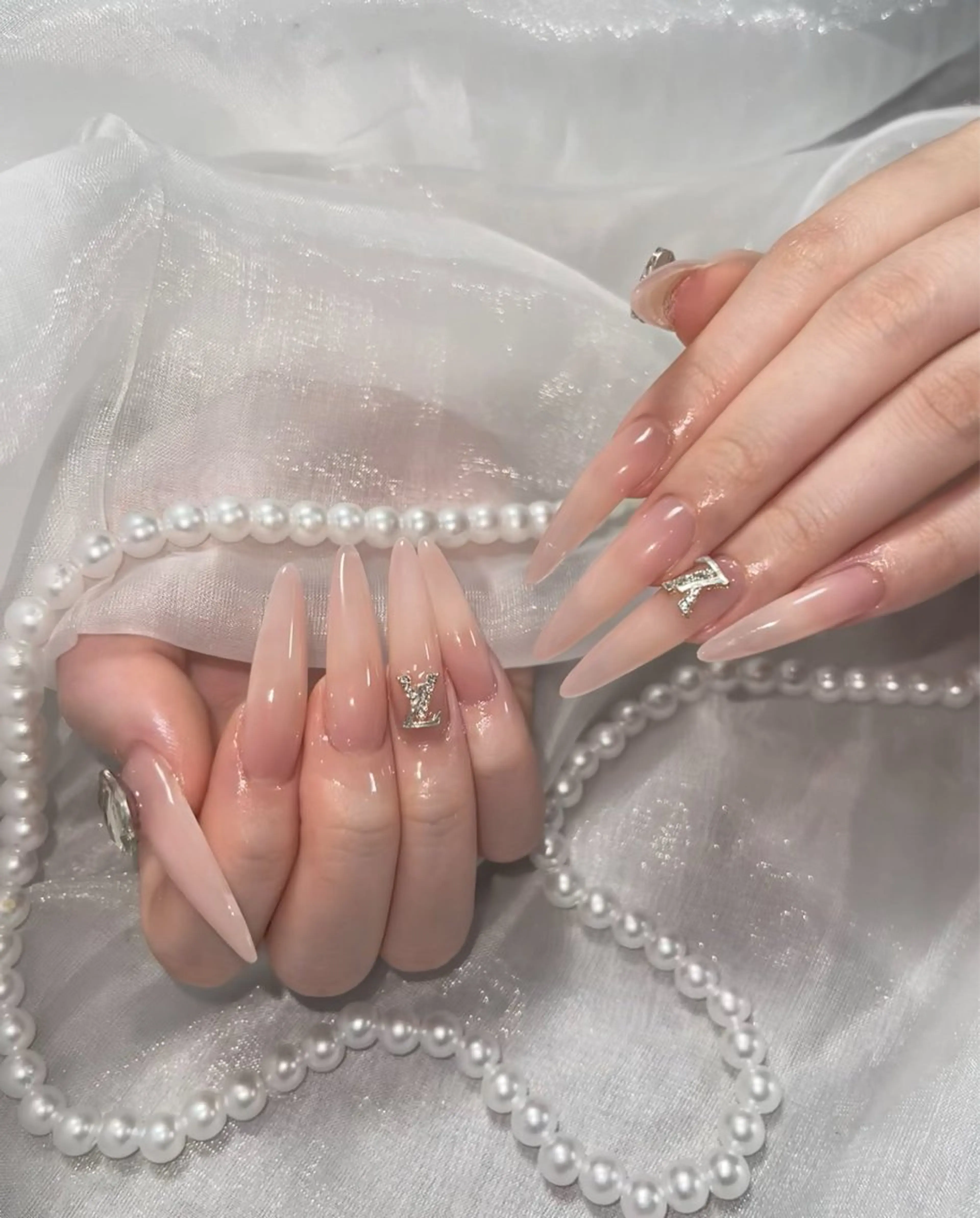 ネイル オーロラネイル ブラウン フラッシュネイル フラワーネイル ホログラムネイル ハンドネイル Amee Nail Salonのネイルデザイン