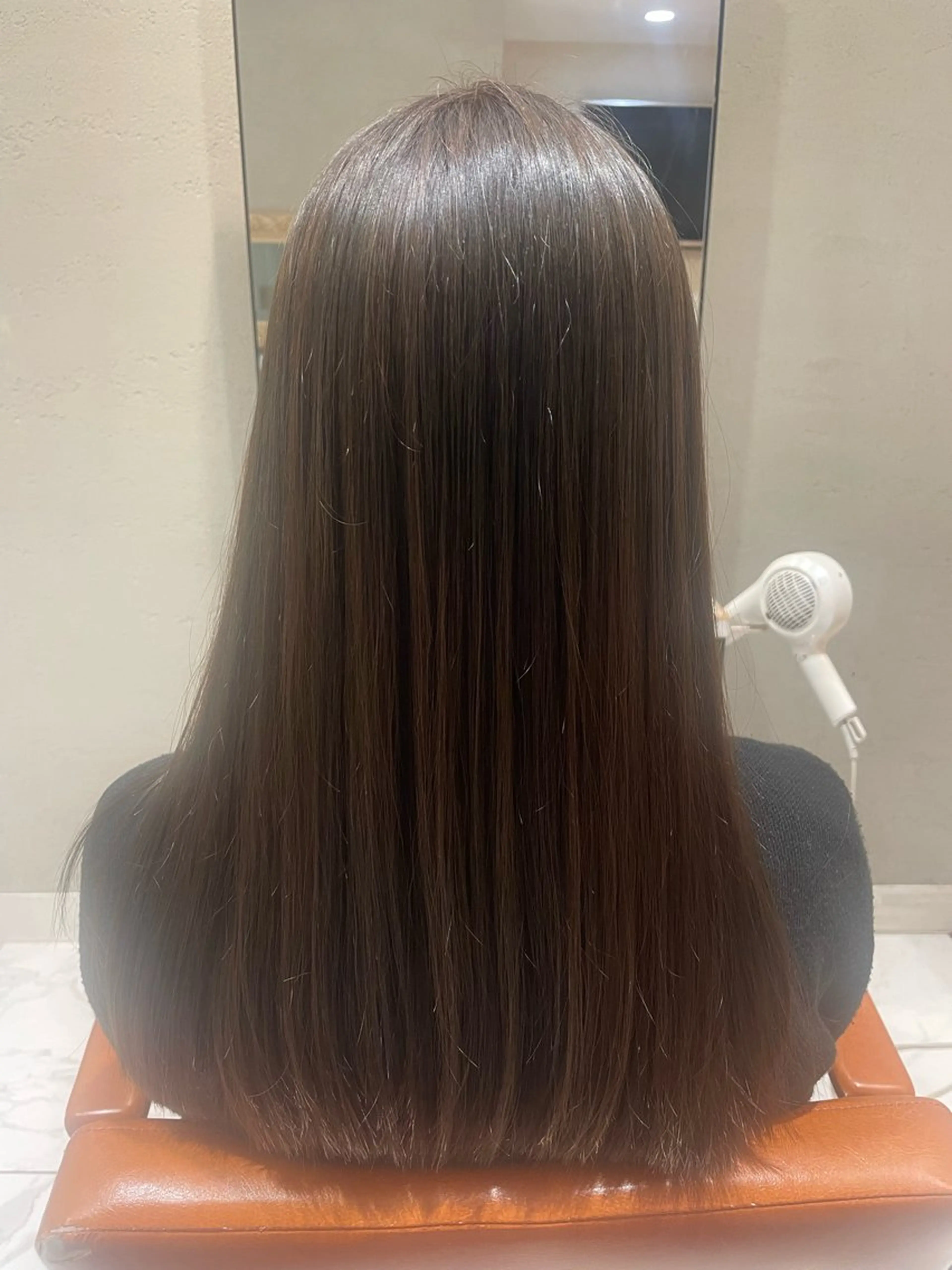 セミロング 頭から整える美容師 松田のヘアスタイル