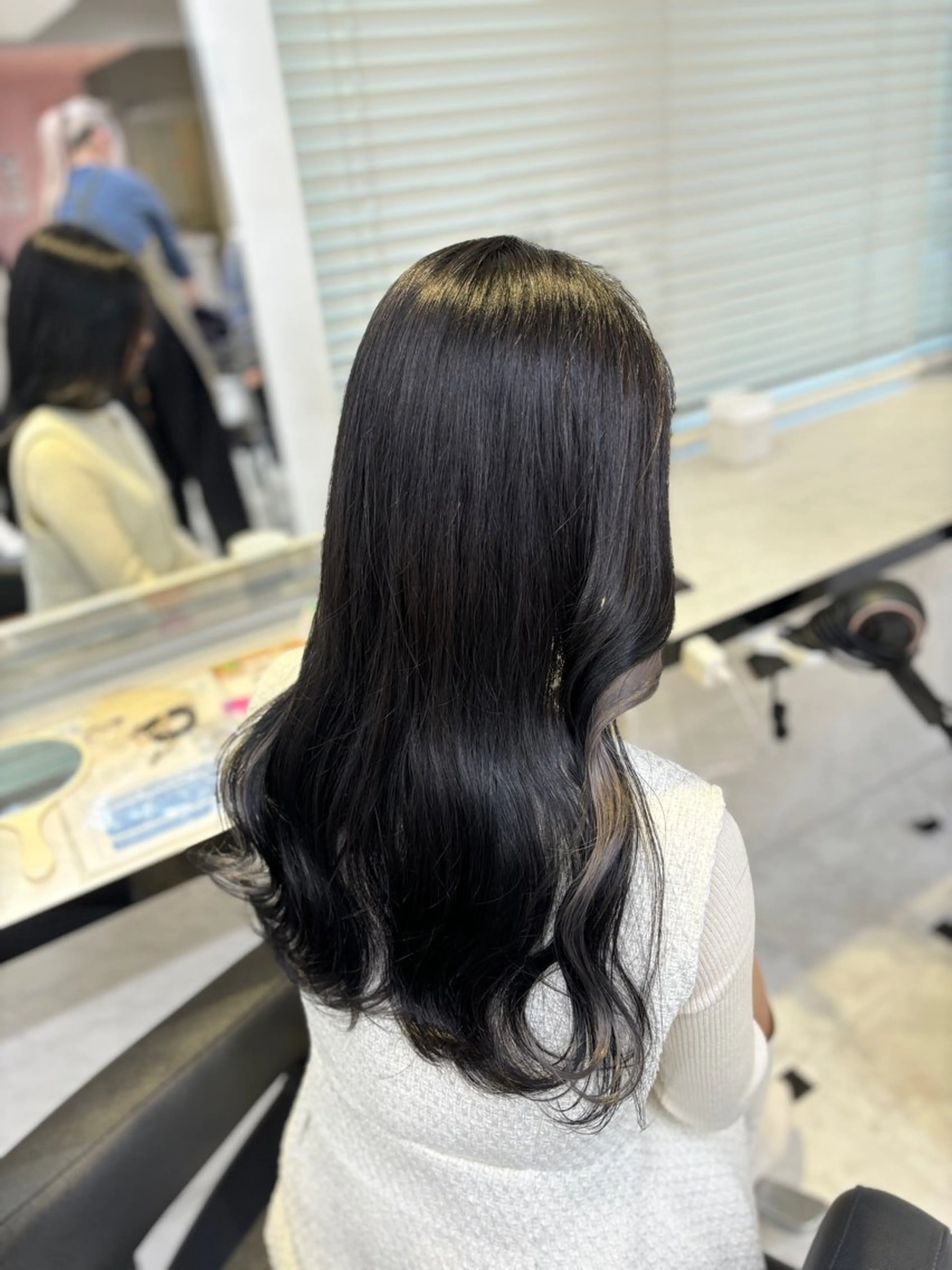 ロング カラー ブリーチ デザインカラー ダブルカラー シルバー ヘアカラー トリートメント 💙ハイトーン韓国風 色白ヘア💙manaのヘアスタイル