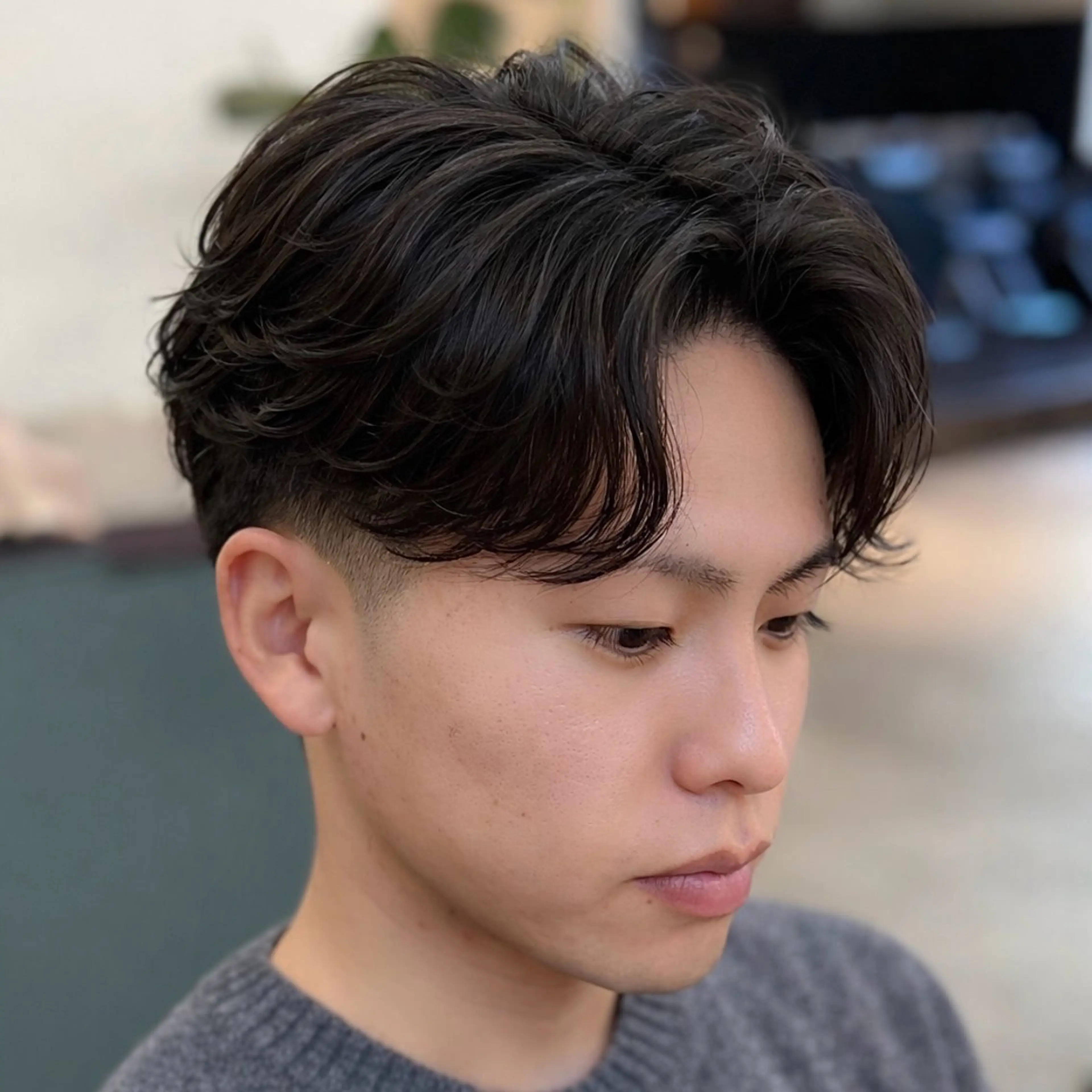 パーマ メンズ センターパート フェードカット メンズパーマ 刈り上げ ニュアンスパーマ カット パーマ 男の理想を叶える🔥 メンズパーマ特化｜関のヘアスタイル