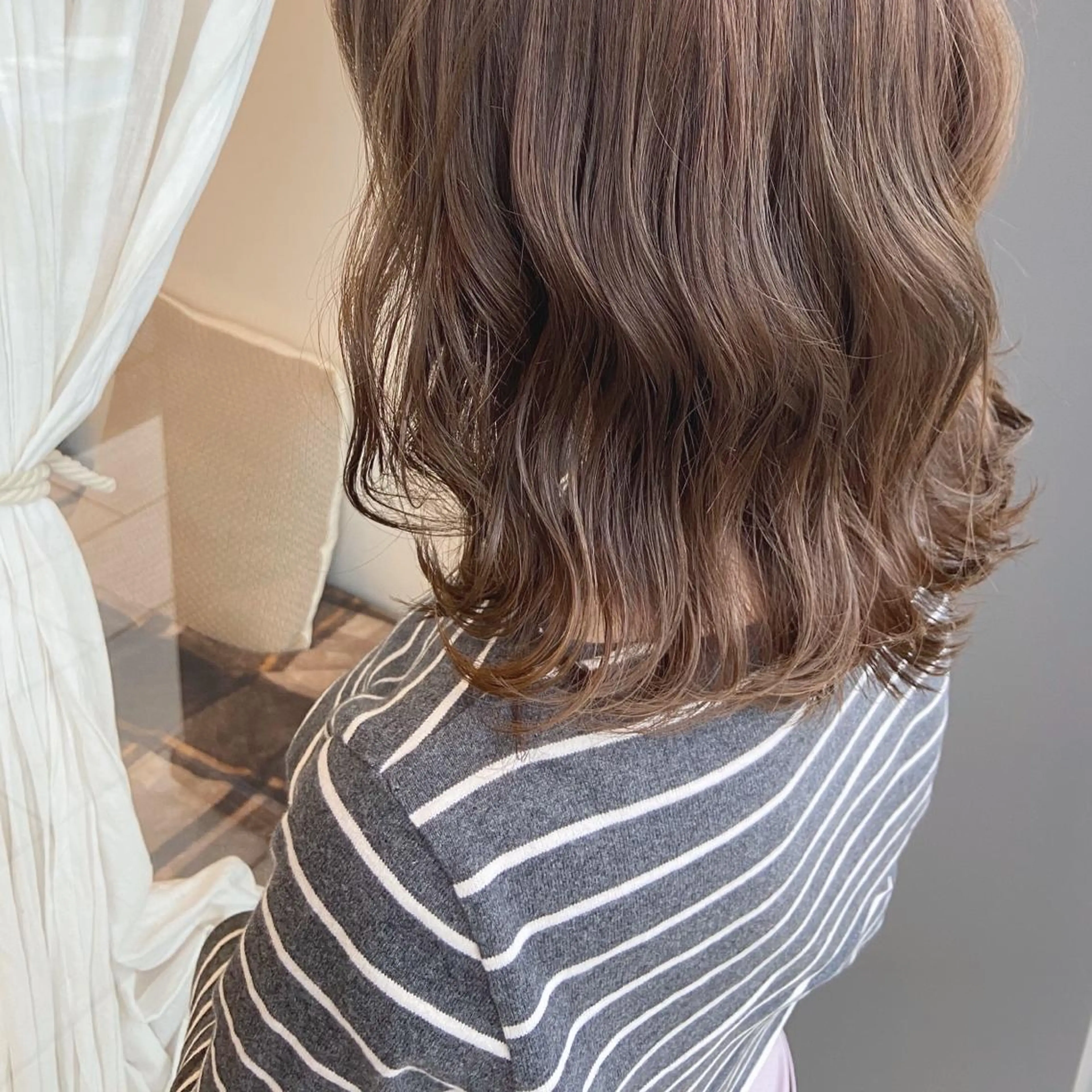 ミディアム アッシュ 峯 志帆のヘアスタイル