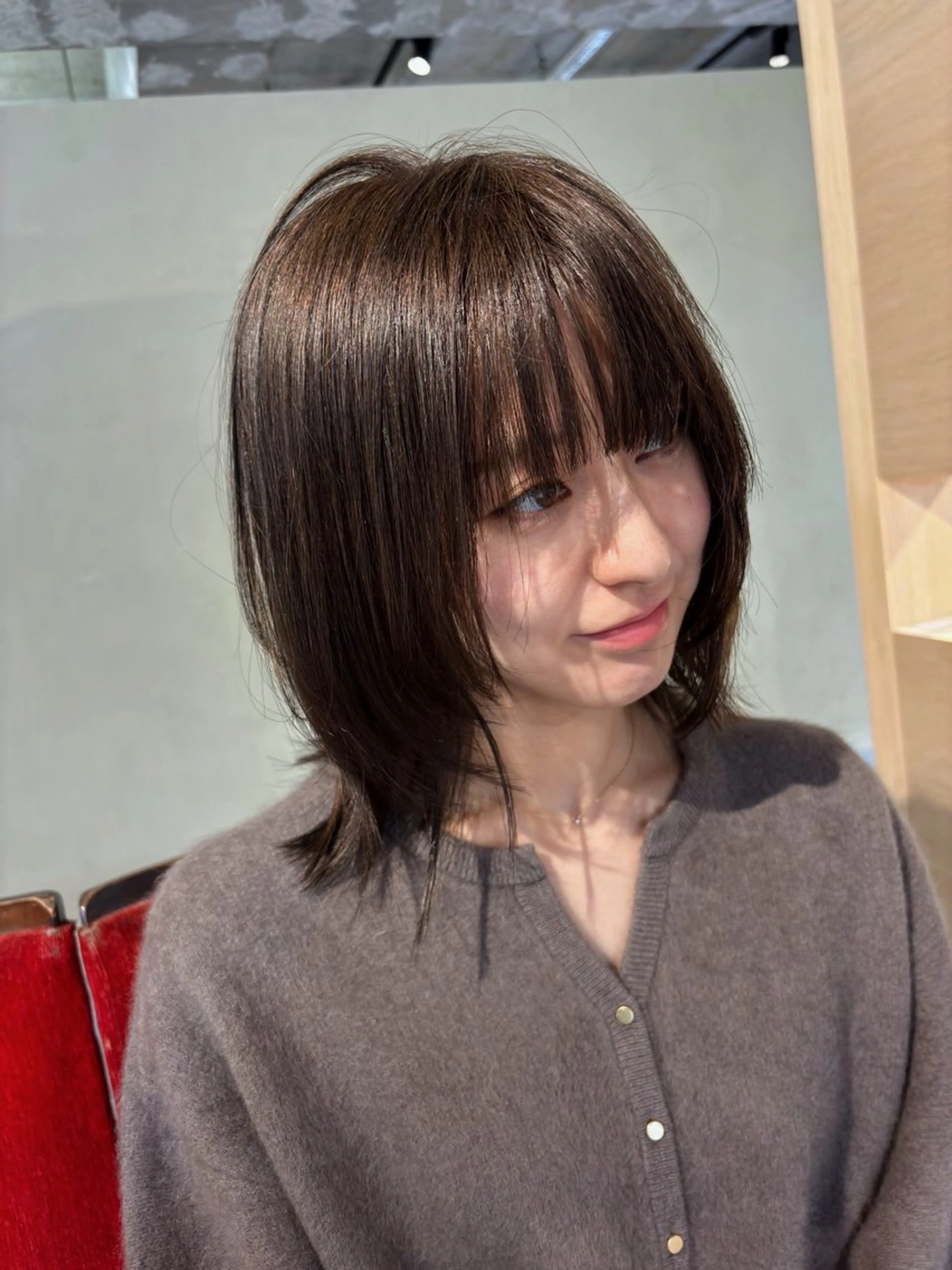 ミディアム カラー 艶ブリーチカラー 美髪ストレートのヘアスタイル