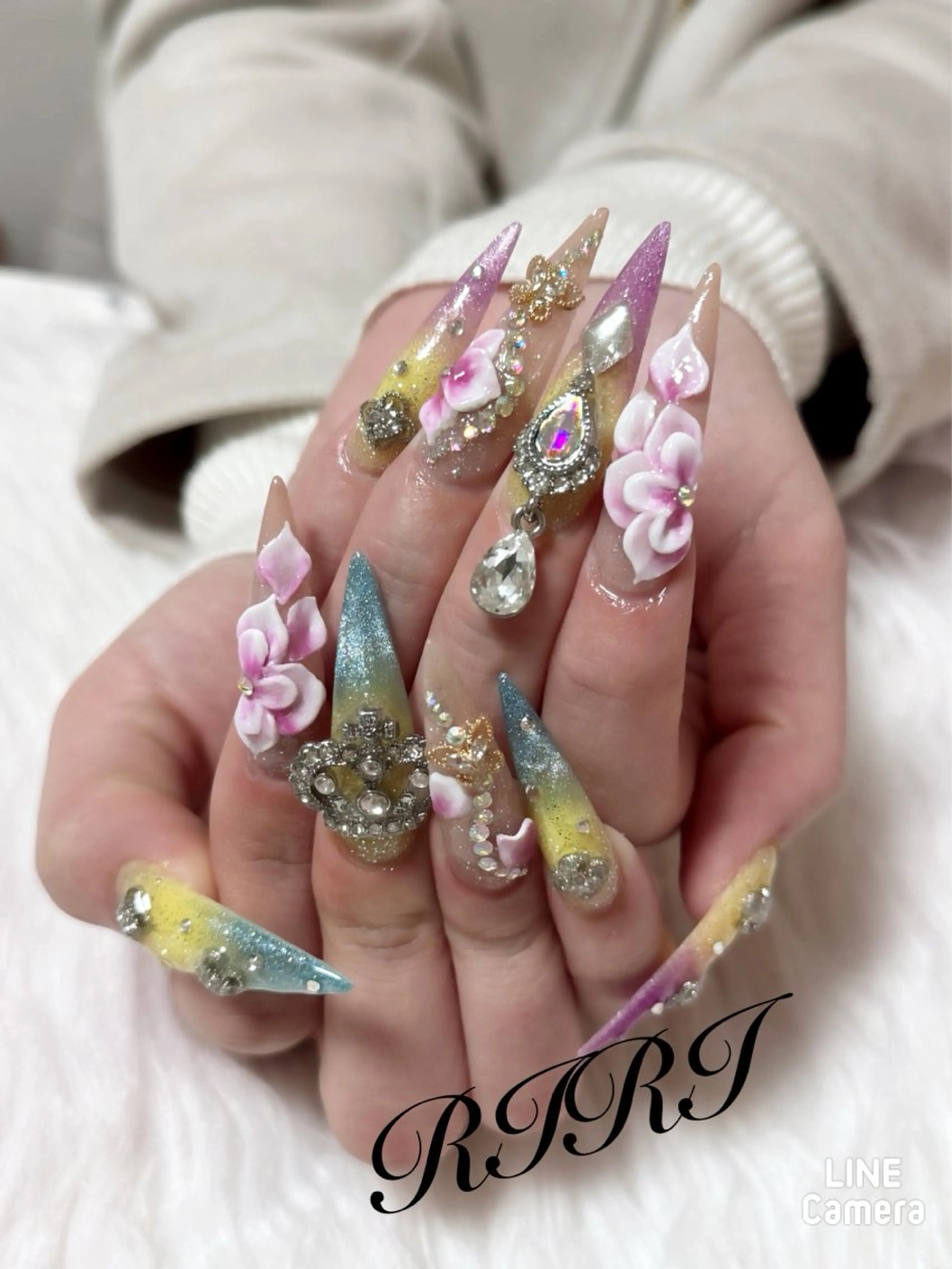 ネイル フラッシュネイル フラワーネイル ジェルネイル ロングネイル スカルプネイル ハンドネイル riri オーナーのネイルデザイン