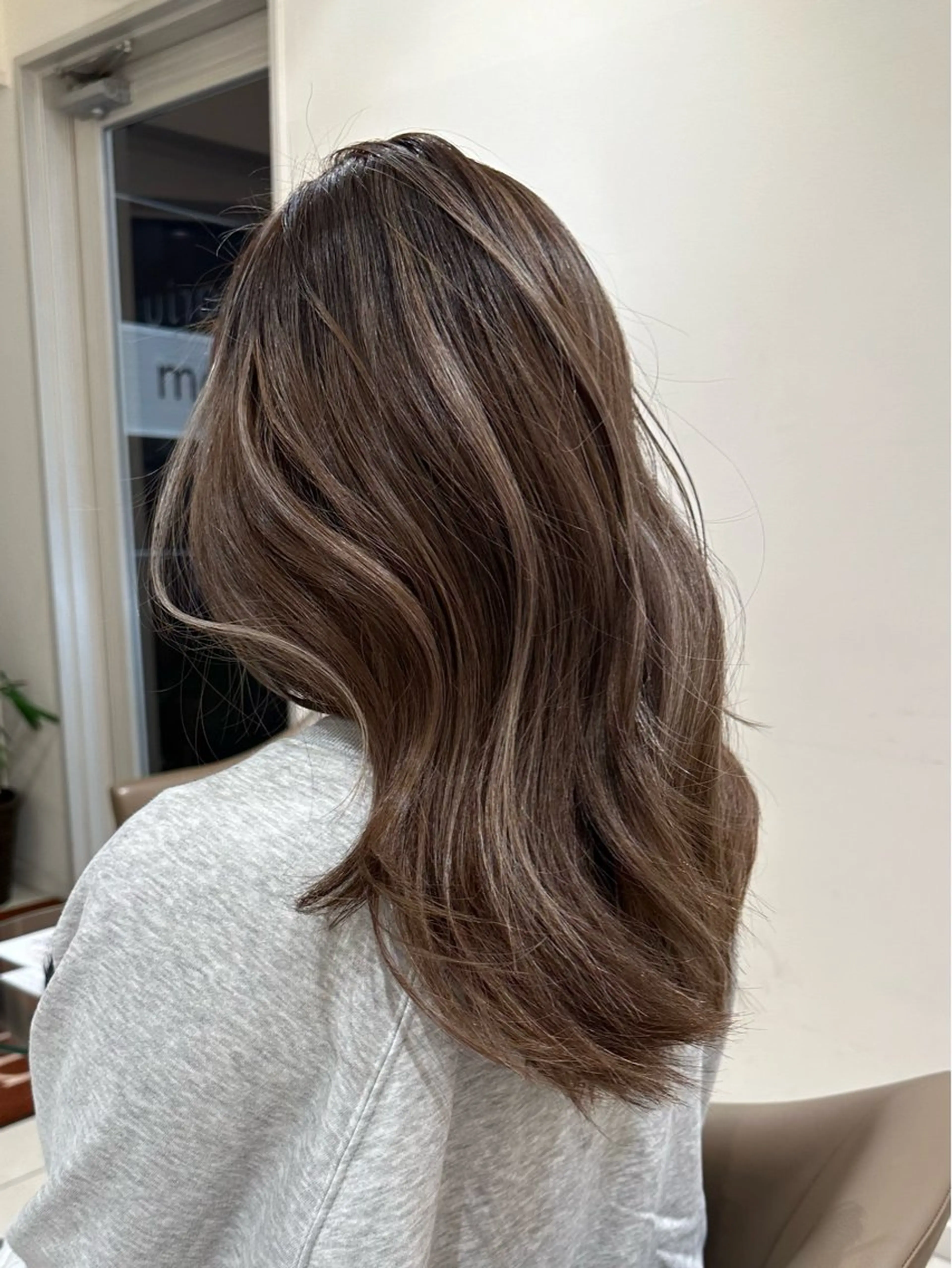 ロング カラー ベージュカラー ブラウンカラー ブラウンベージュ ハイライトカラー ハイライト ヘアカラー トリートメント 🤍ハイライト/ レイヤー/銀座🤍のヘアスタイル