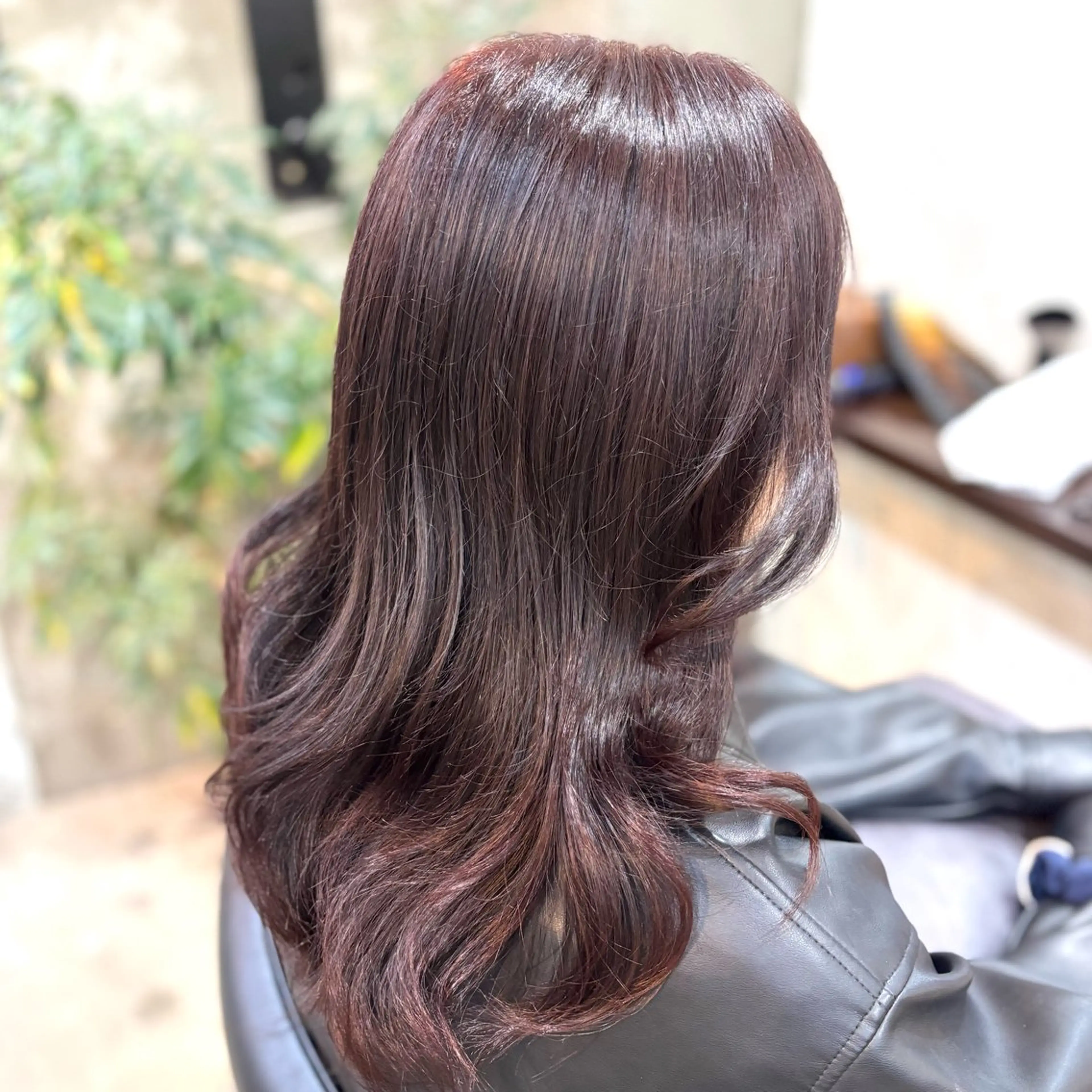 セミロング カラー カシス レッドカラー ヘアカラー トリートメント 艶髪‎カラー🤍 RIKAのヘアスタイル