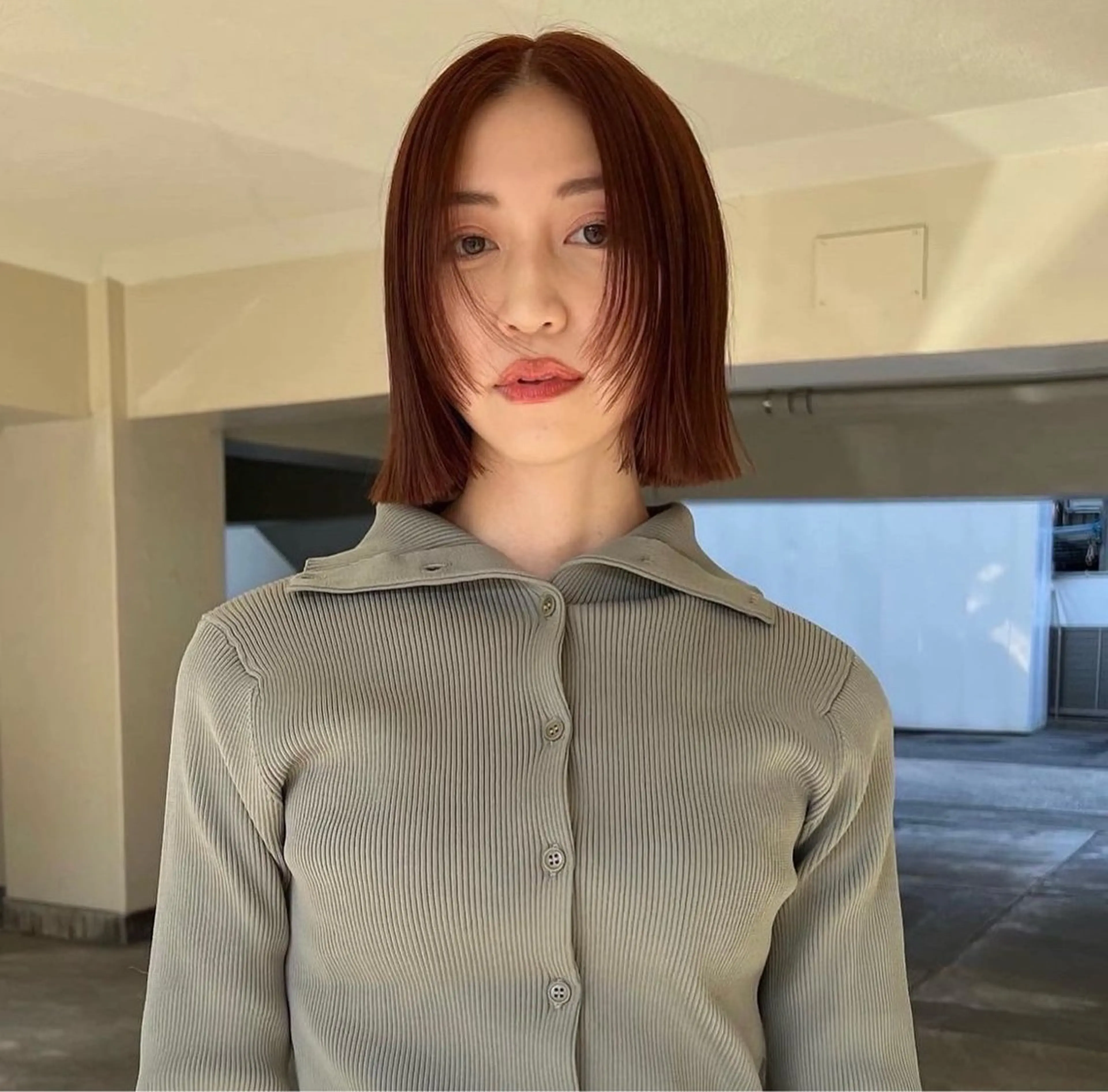 ショート カラー 顔まわりレイヤー レイヤーカット MOE 透明感カラーのヘアスタイル