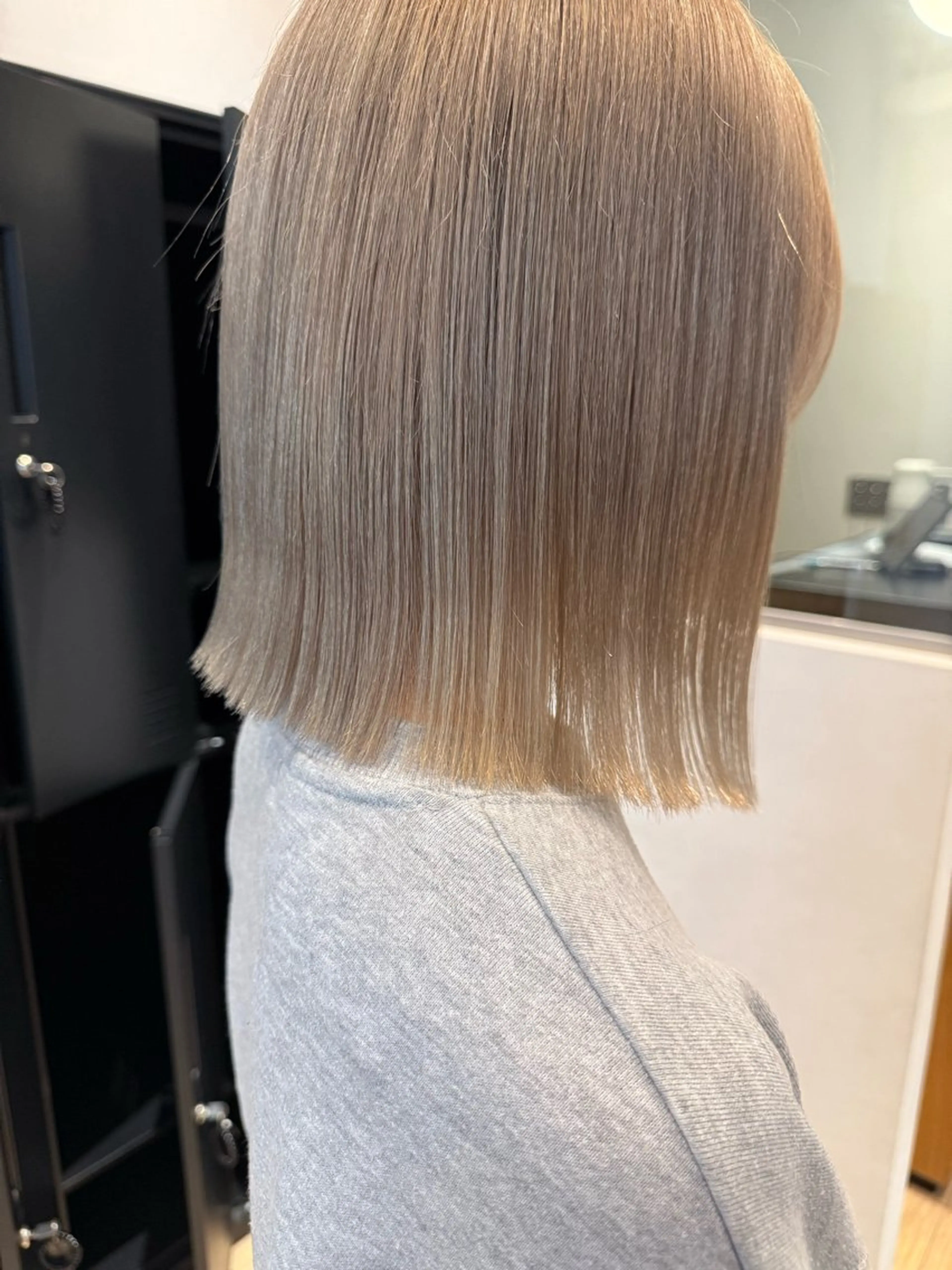 ミディアム カラー シルバー ホワイトシルバー カット ヘアカラー 須藤　優真 切りっぱなしボブのヘアスタイル