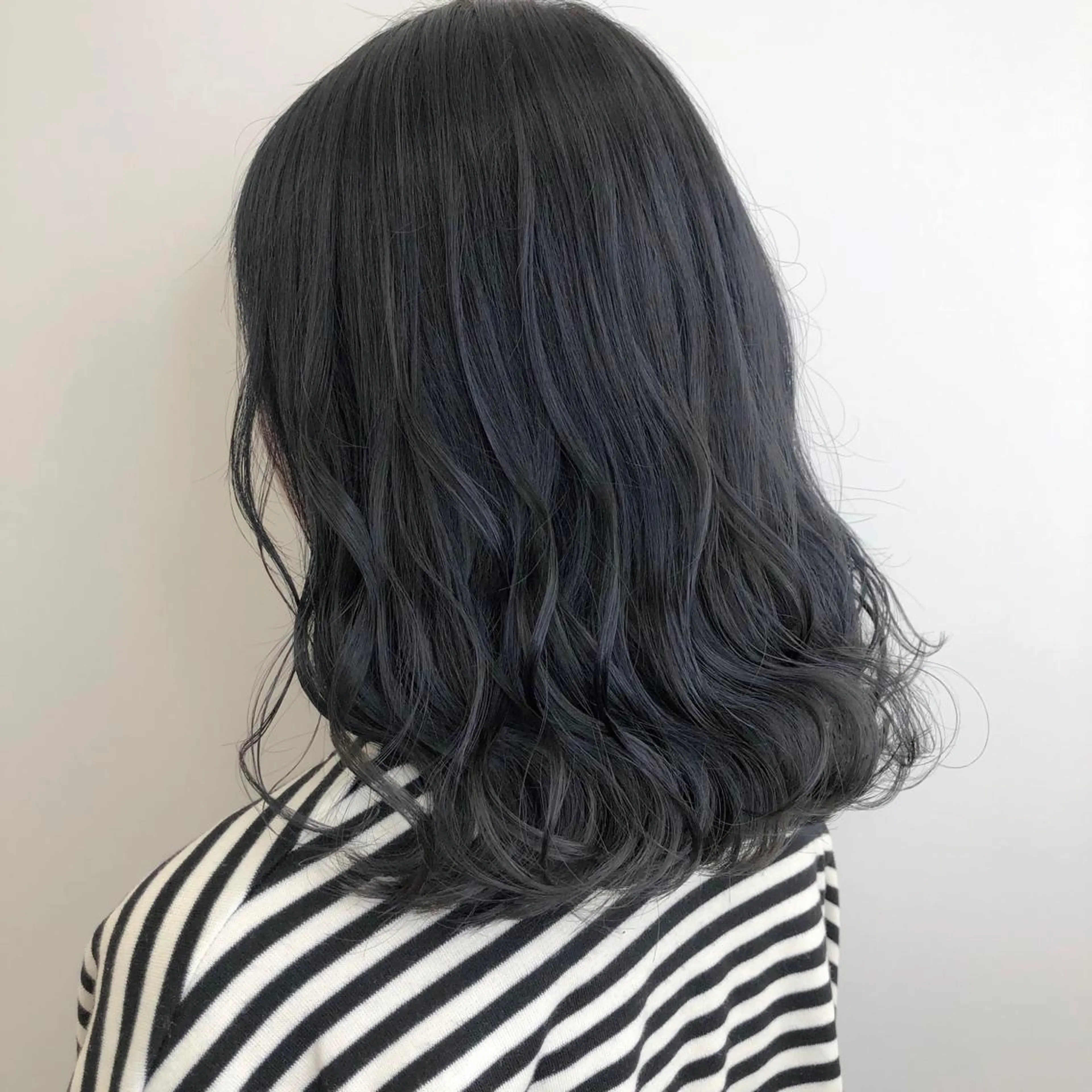 セミロング カラー ブリーチ ブルーカラー ケアブリーチ ネイビーカラー SALOWIN神戸三宮East店所属・【透明感、艶髪】西村 有司のヘアスタイル