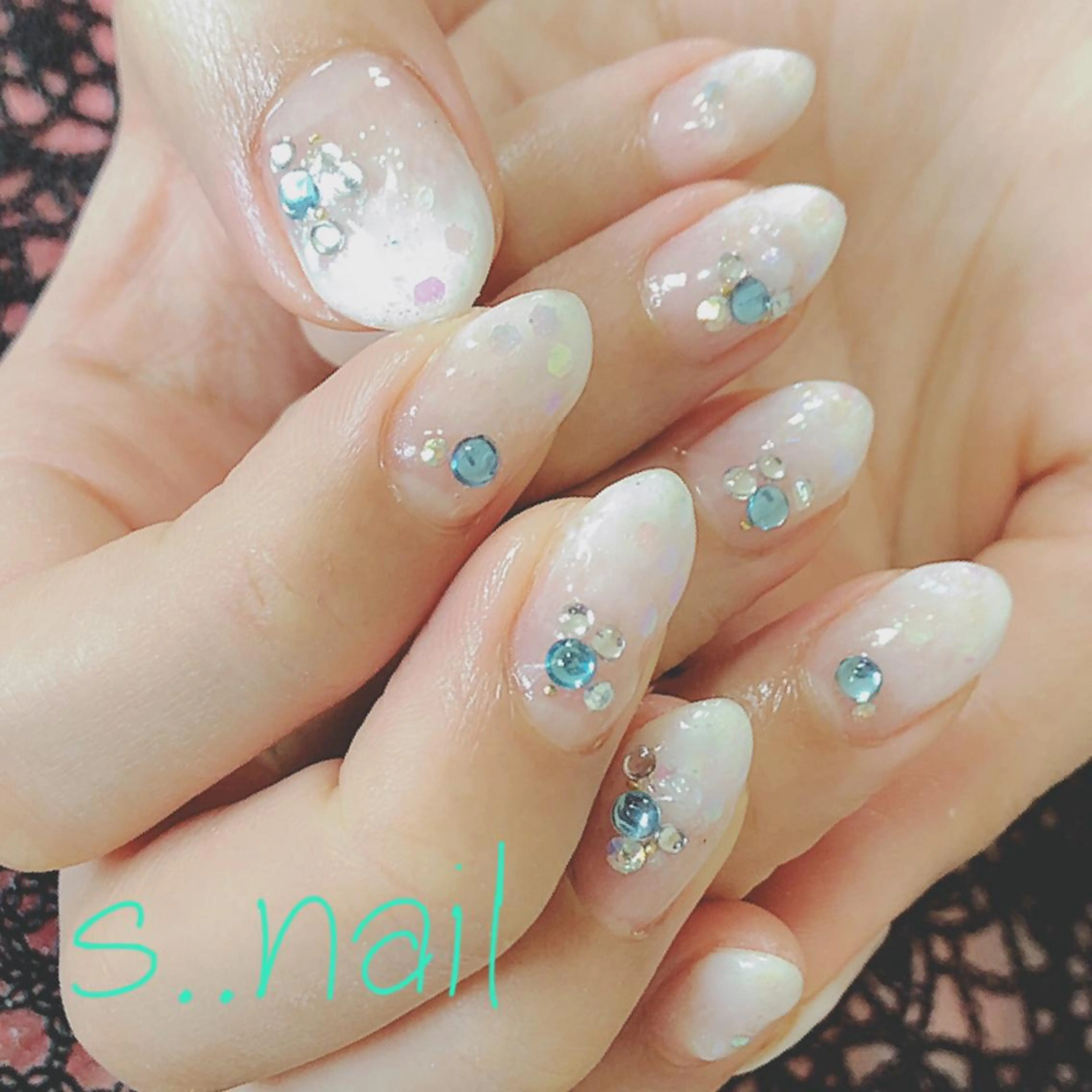 ネイル グラデーション ラメ(グリッター) ストーンネイル ホワイト 冬ネイル ハンドネイル フットネイル s..nail / MORITAのネイルデザイン