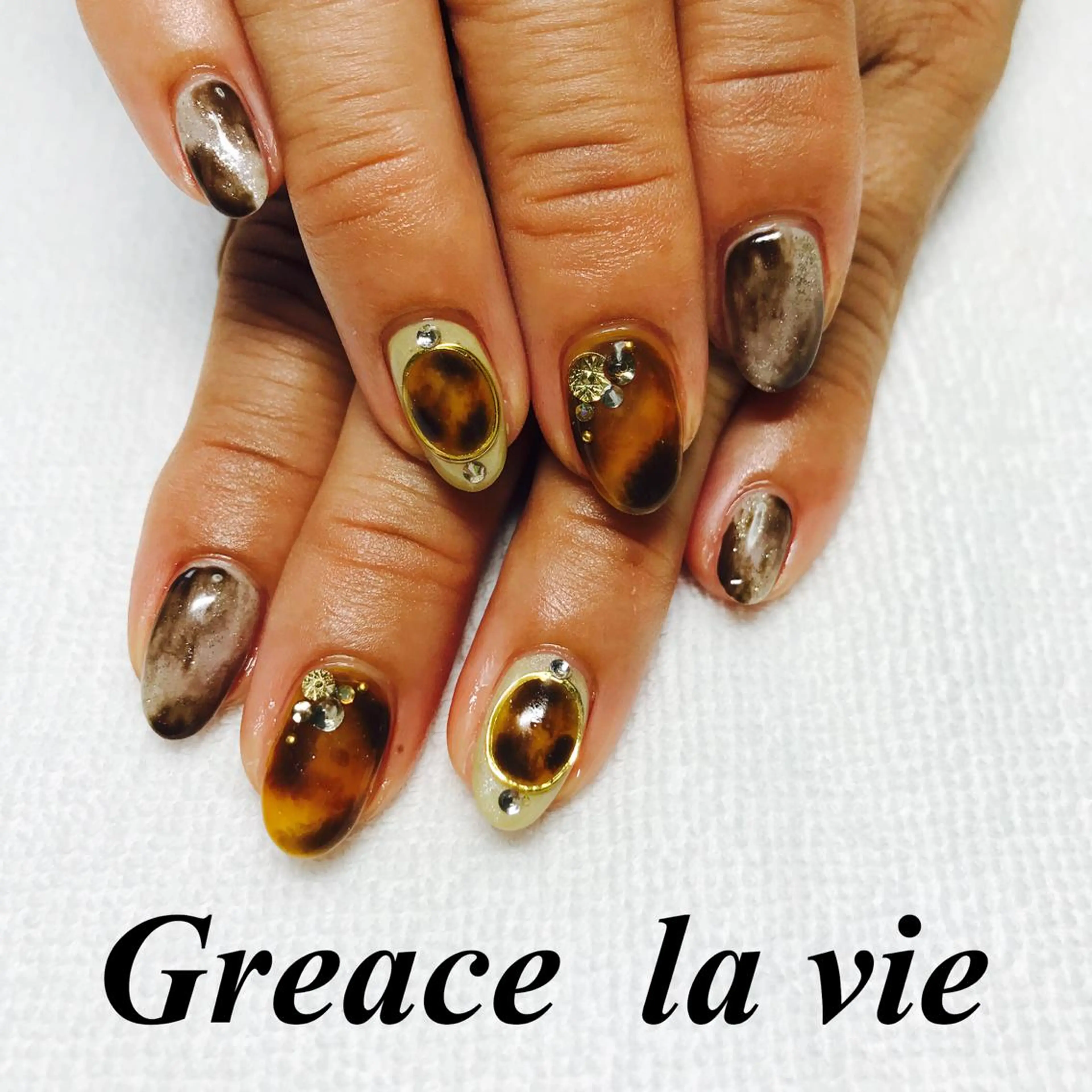 ミディアム カラー パーマ ヘアアレンジ キッズ ネイル マツエク・マツパ べっ甲ネイル Greace la vie所属・Greace  la vieのネイルデザイン