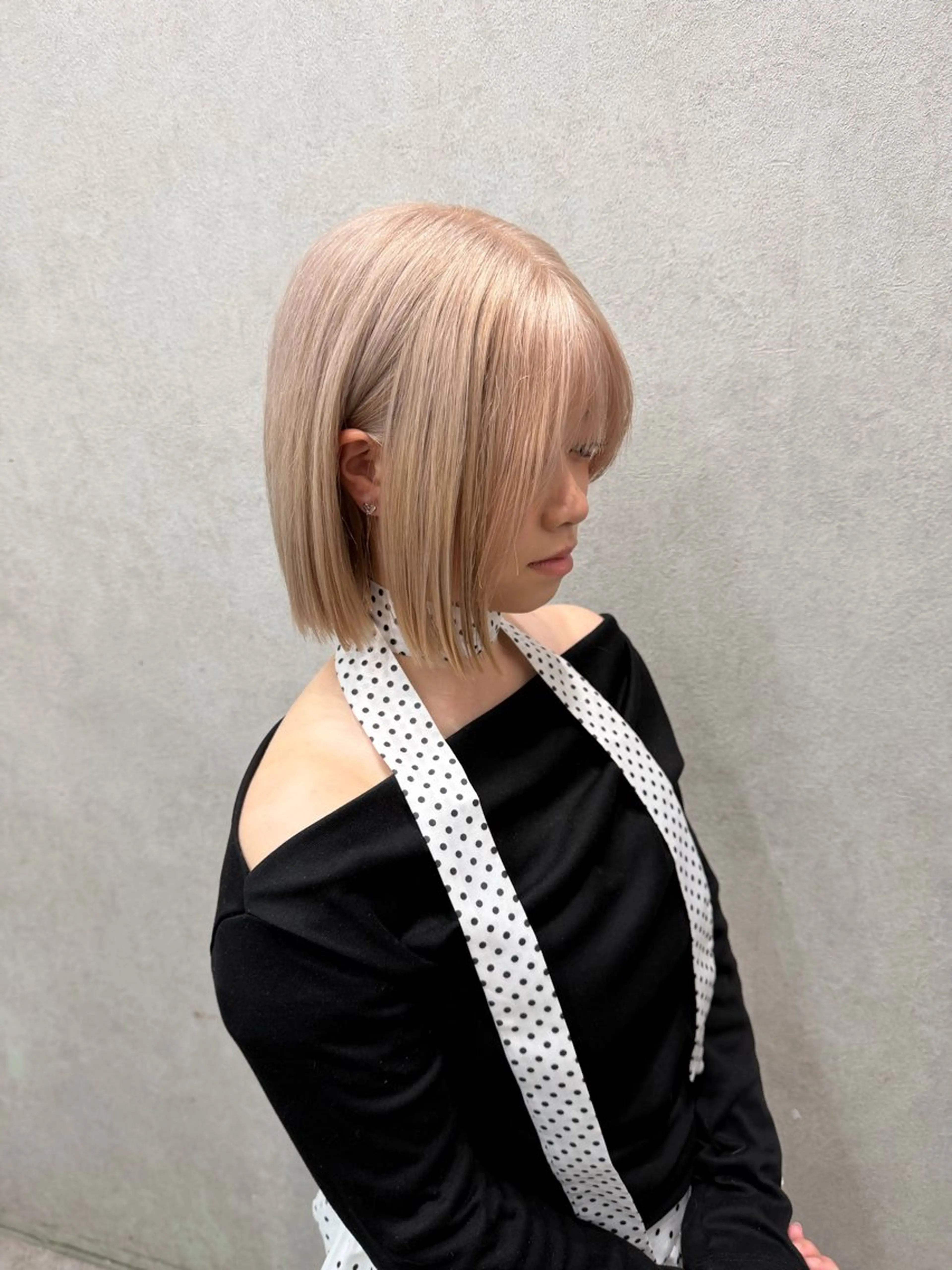 ミディアム カット ヘアカラー トリートメント karin ボブハイトーンのヘアスタイル