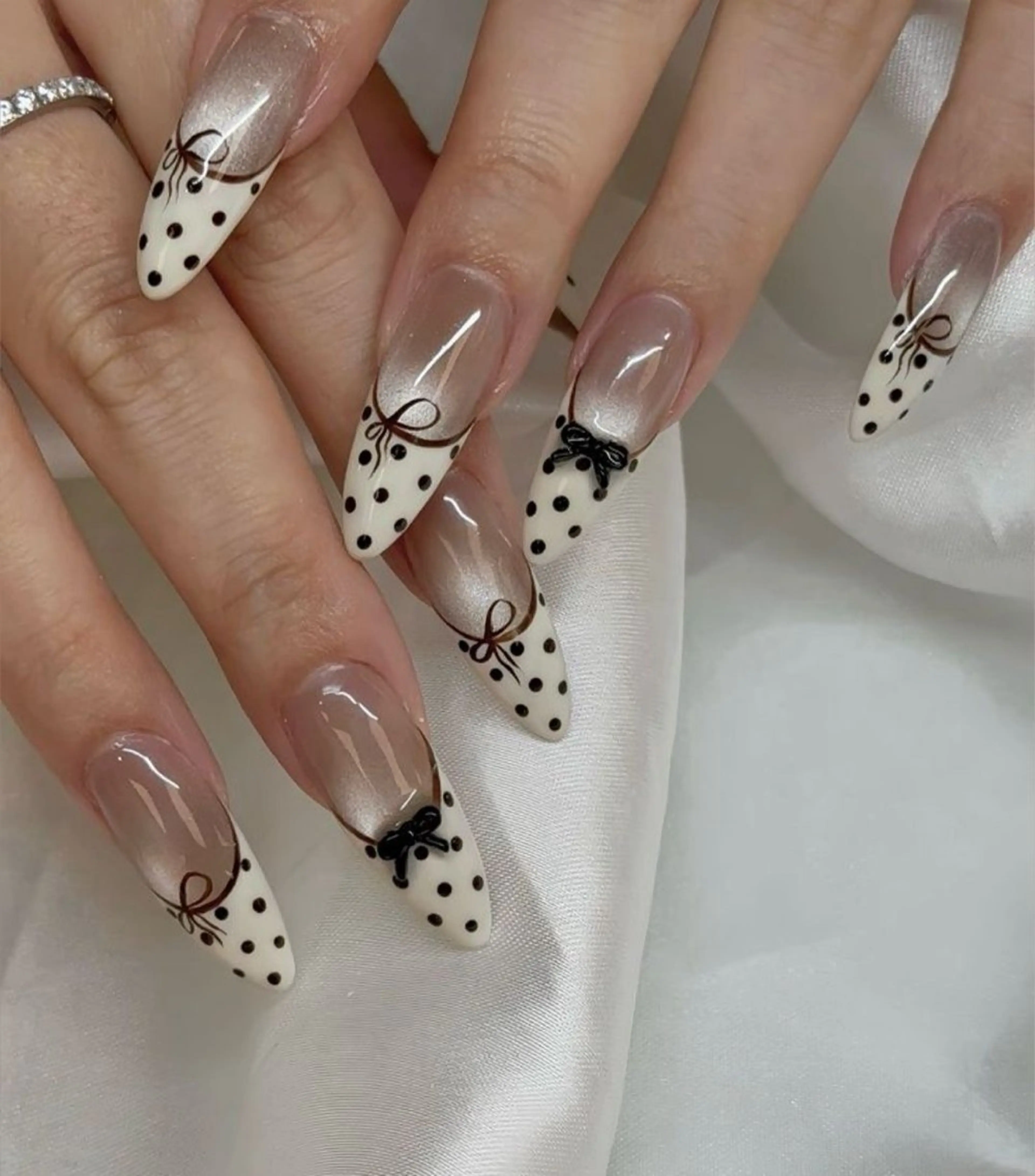 ネイル キラキラネイル 韓国ネイル ロングネイル ワンホンネイル ハンドネイル Josie nail salonのネイルデザイン
