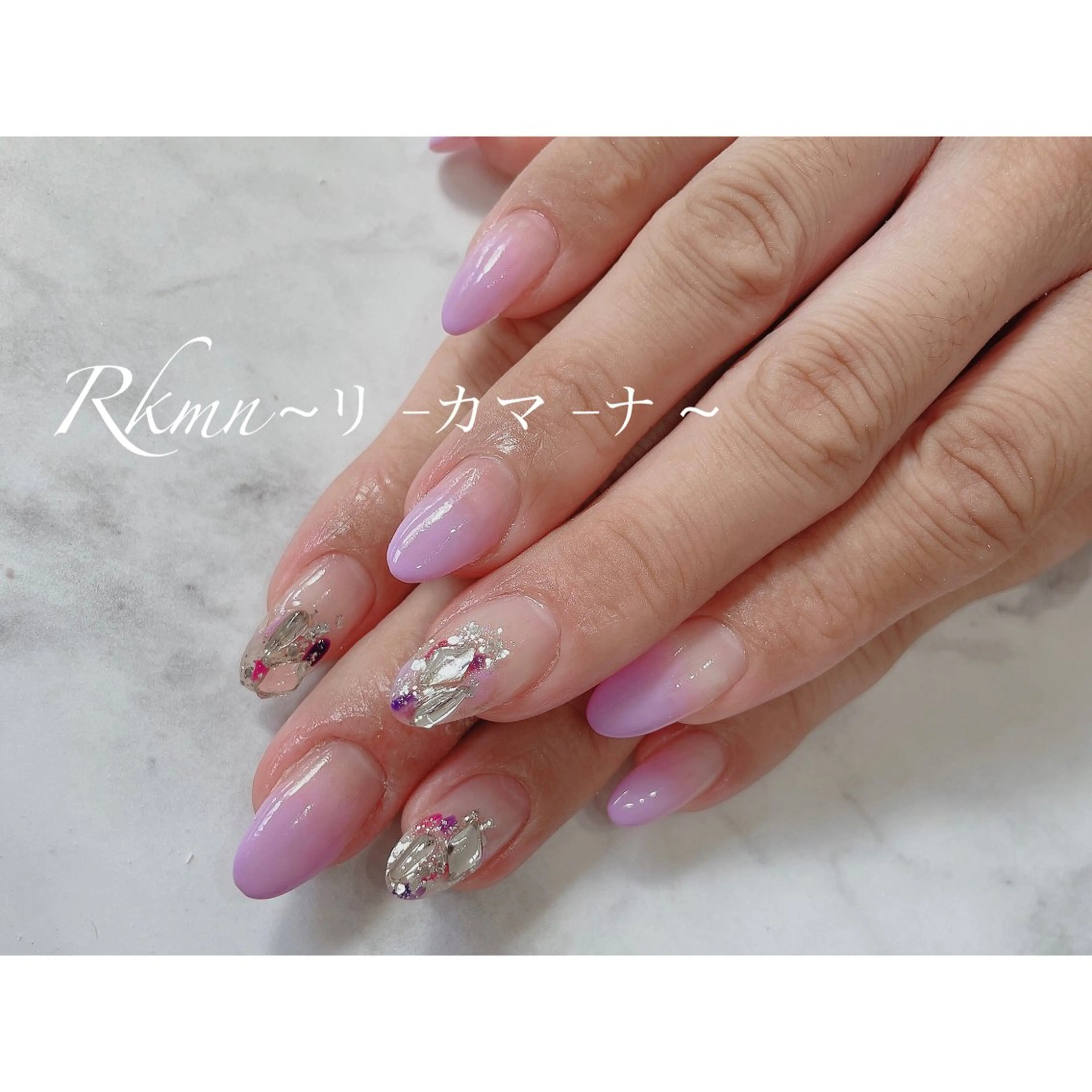 ネイル アートネイル グラデーション キラキラネイル ピンク パープル ハンドネイル フットネイル ハンドケア Rkmn ~リ-カマ-ナ~のネイルデザイン