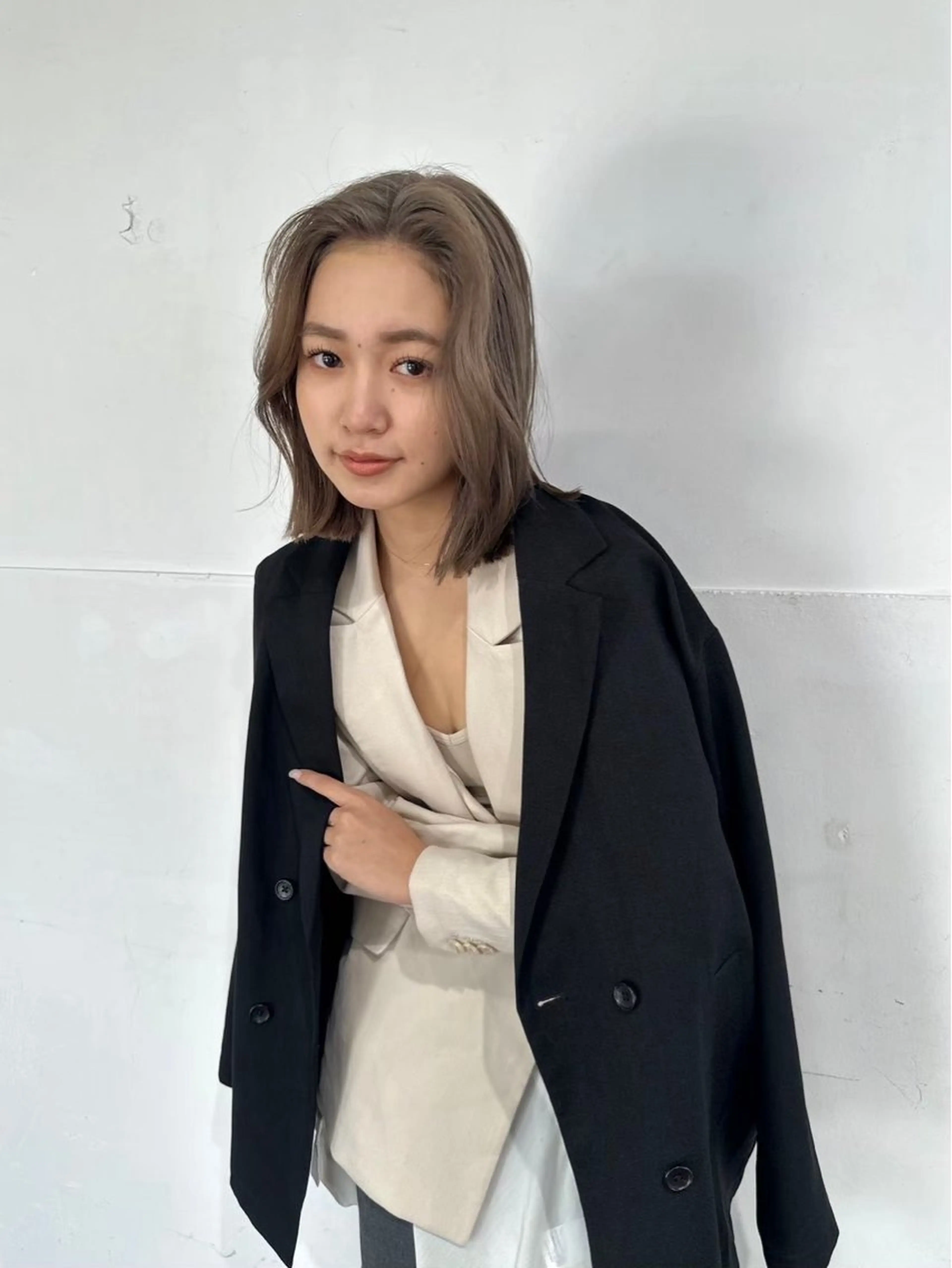 ミディアム ヘアカラー 愛加ブリーチ・ レイヤー・パーマのヘアスタイル