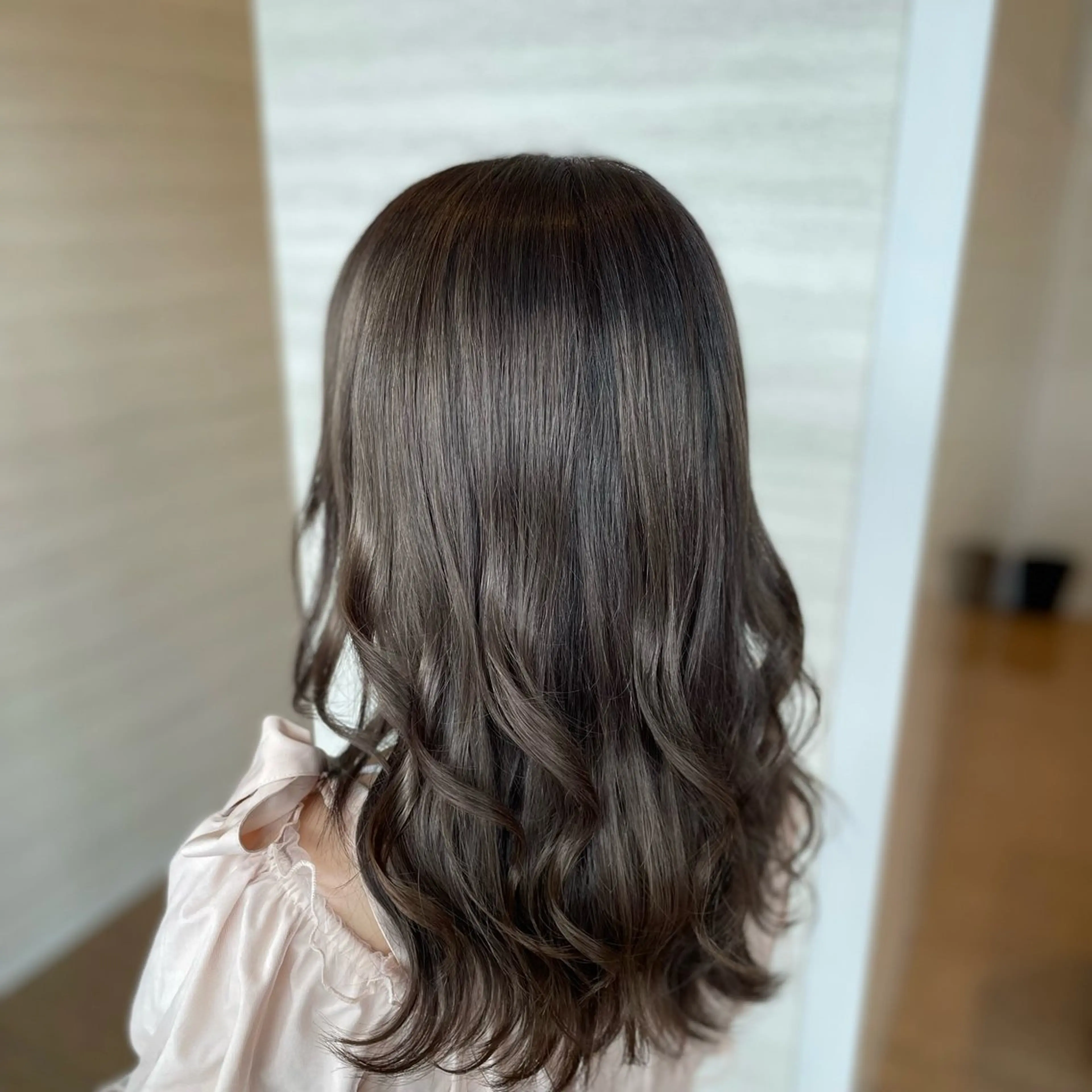 セミロング カラー アディクシーカラー グレージュ 脱白髪染め白髪ぼかし TERA(寺崎)のヘアスタイル