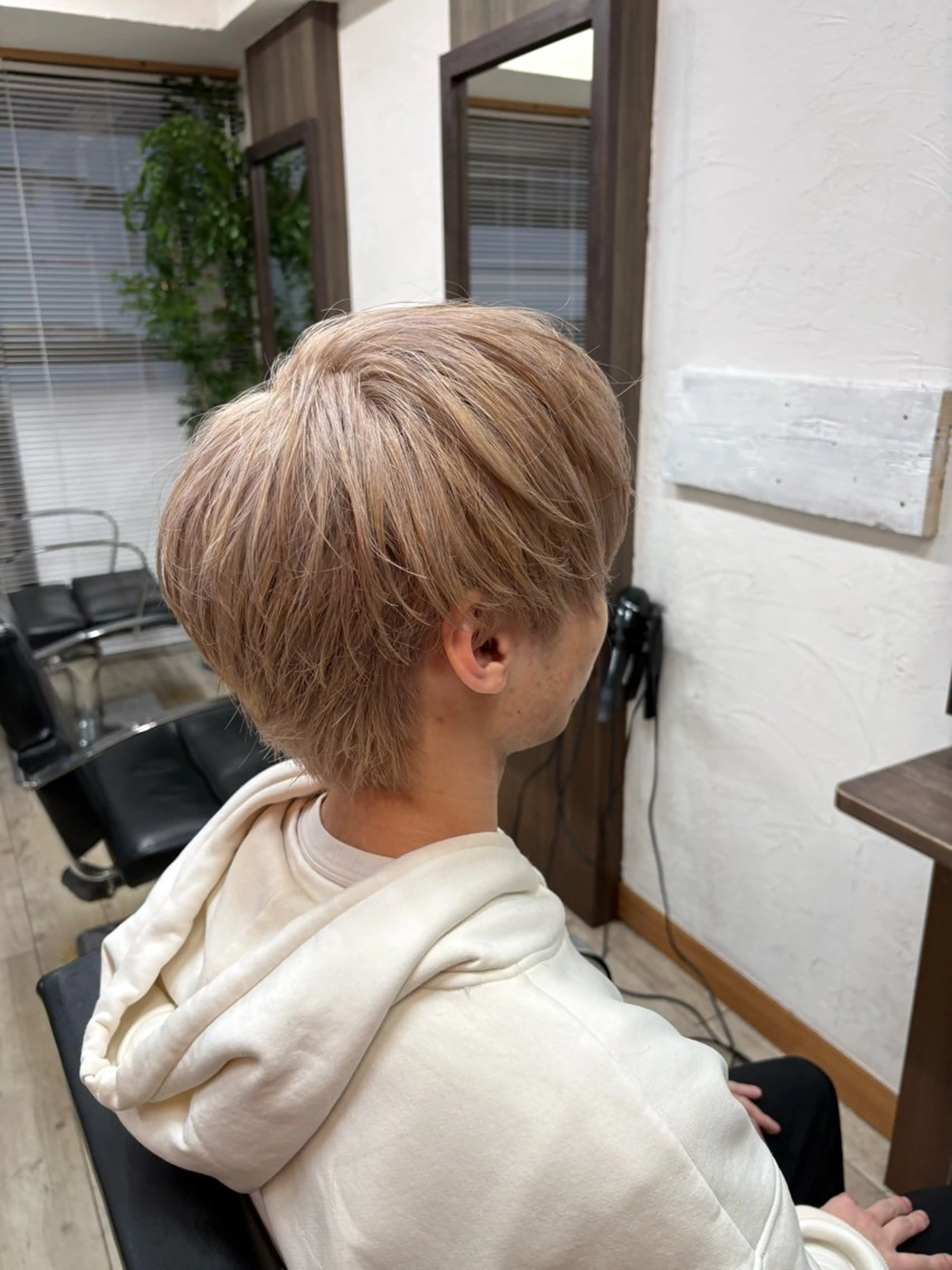 カラー メンズ ベージュカラー ミルクティーベージュ ヘアカラー メンズハイトーン特化 てるぼうのヘアスタイル