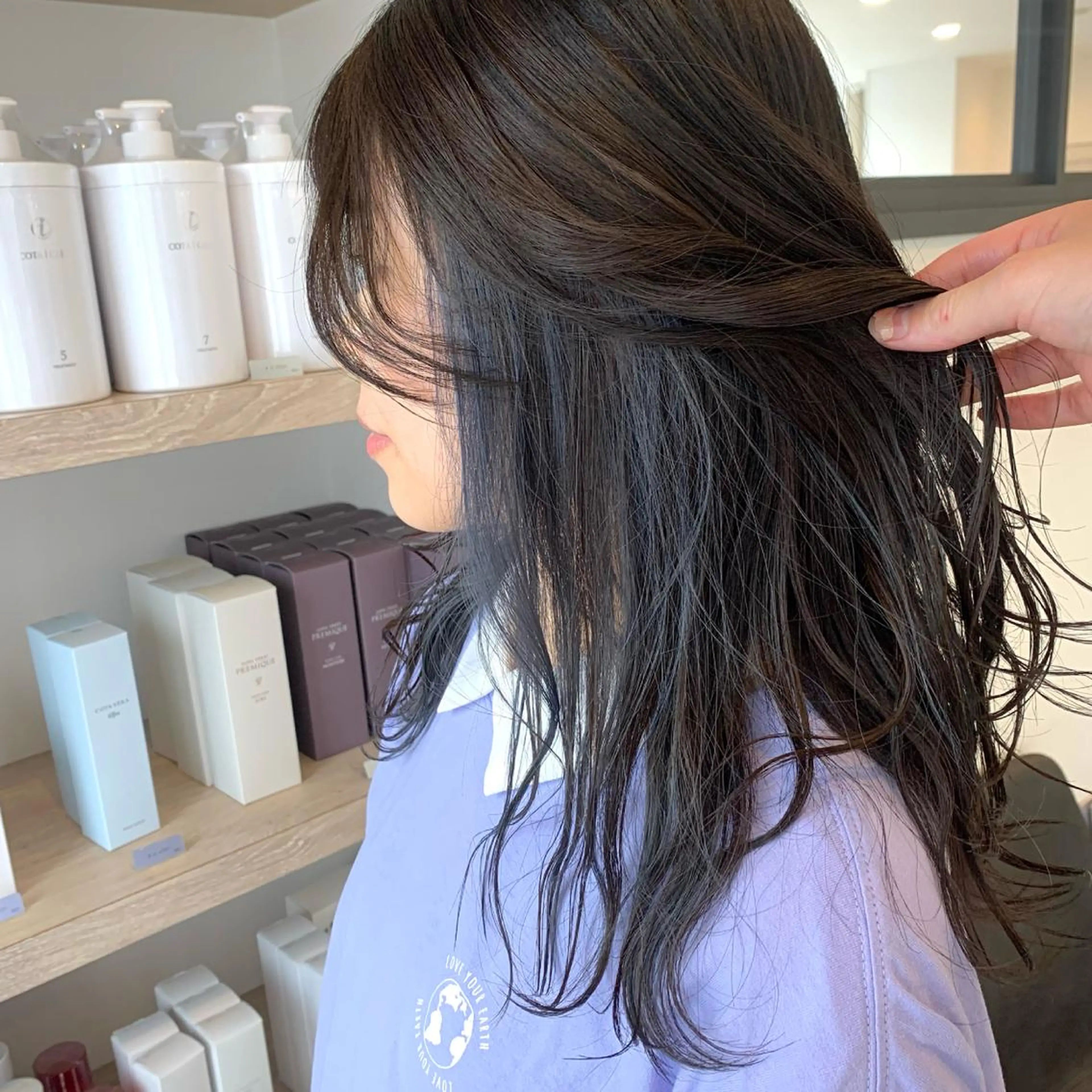 ロング カラー ブルーカラー イヤリングカラー ネイビーカラー ヘアカラー cher. 新井瑞希のヘアスタイル