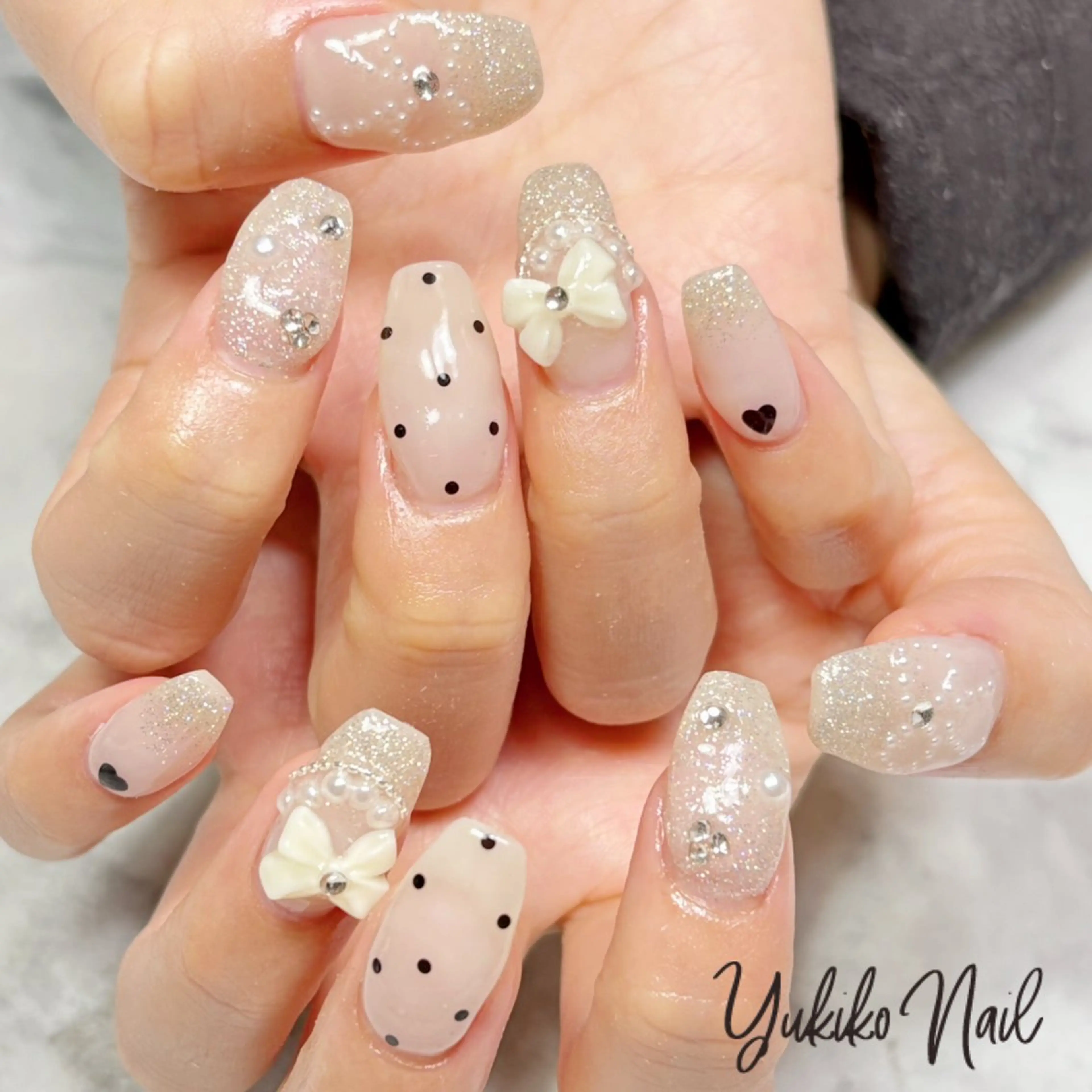 ネイル ドット ガーリー キラキラネイル リボン ワンホンネイル ハンドネイル ユキコ ネイルのネイルデザイン