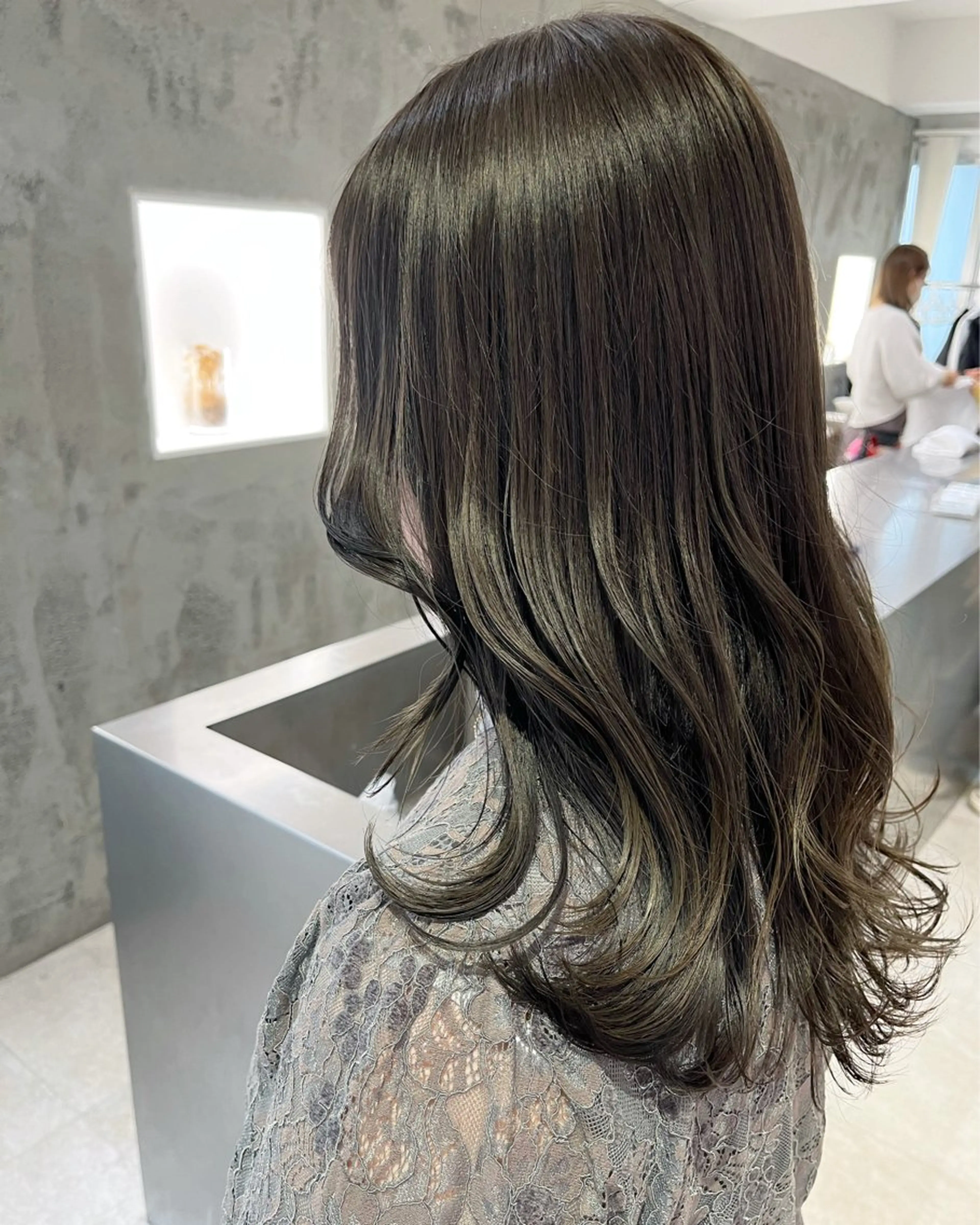 セミロング カラー ベージュカラー 透明感カラー オリーブベージュ レイヤーカット カット ヘアカラー トリートメント サソウ ユリエ🥥のヘアスタイル